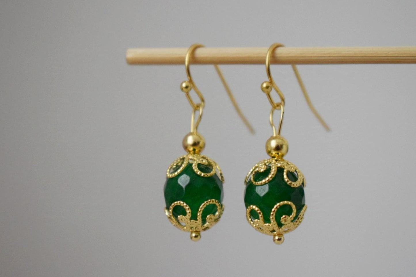 Grüne Jade Ohrringe baumeln, Edelstein Gold Ohrringe, Grüne facettierte Ohrringe, Stein Kugel Ohrringe, Grüner Jade Schmuck, Jahrestag Geschenk sie
