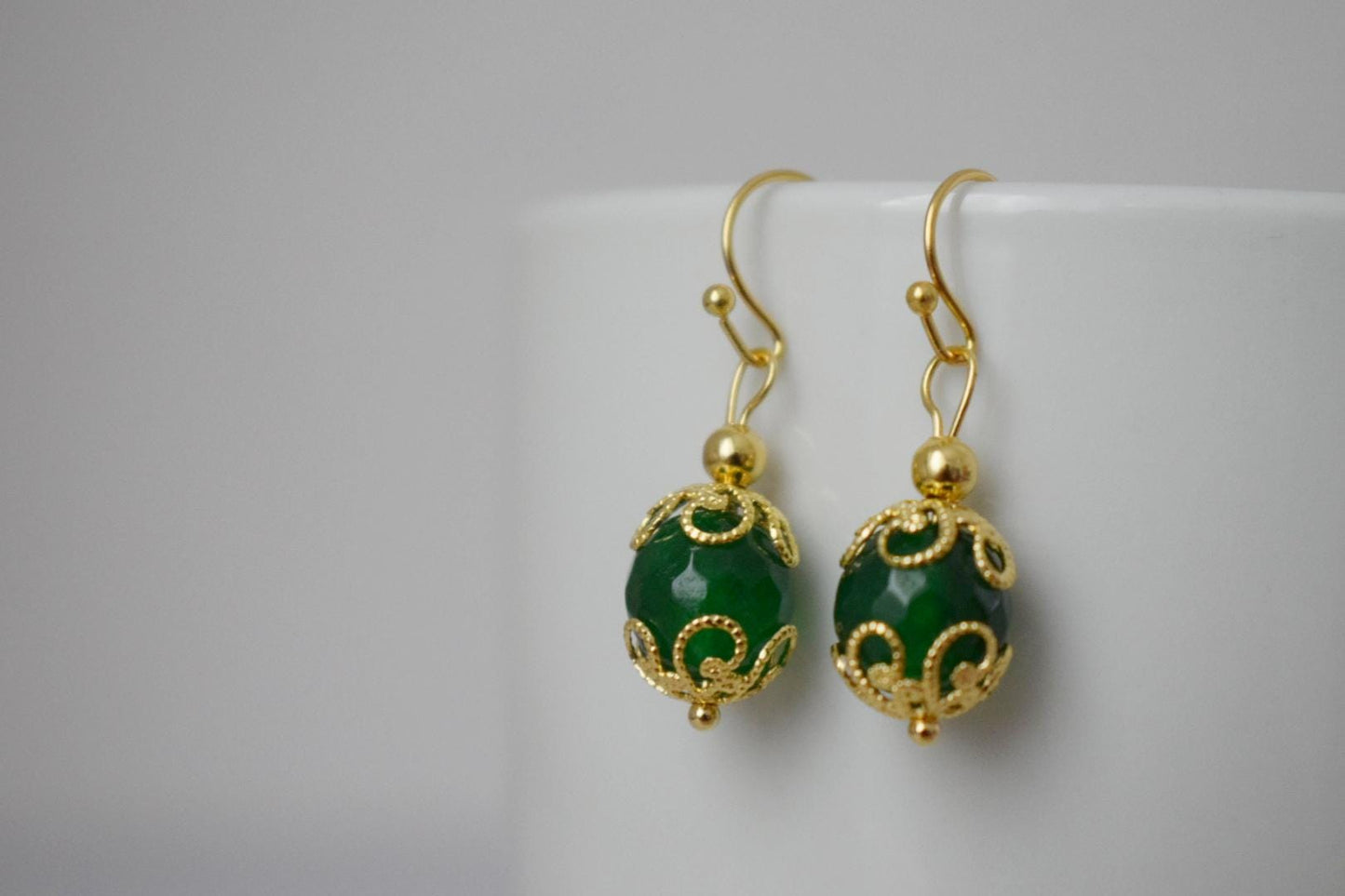 Grüne Jade Ohrringe baumeln, Edelstein Gold Ohrringe, Grüne facettierte Ohrringe, Stein Kugel Ohrringe, Grüner Jade Schmuck, Jahrestag Geschenk sie