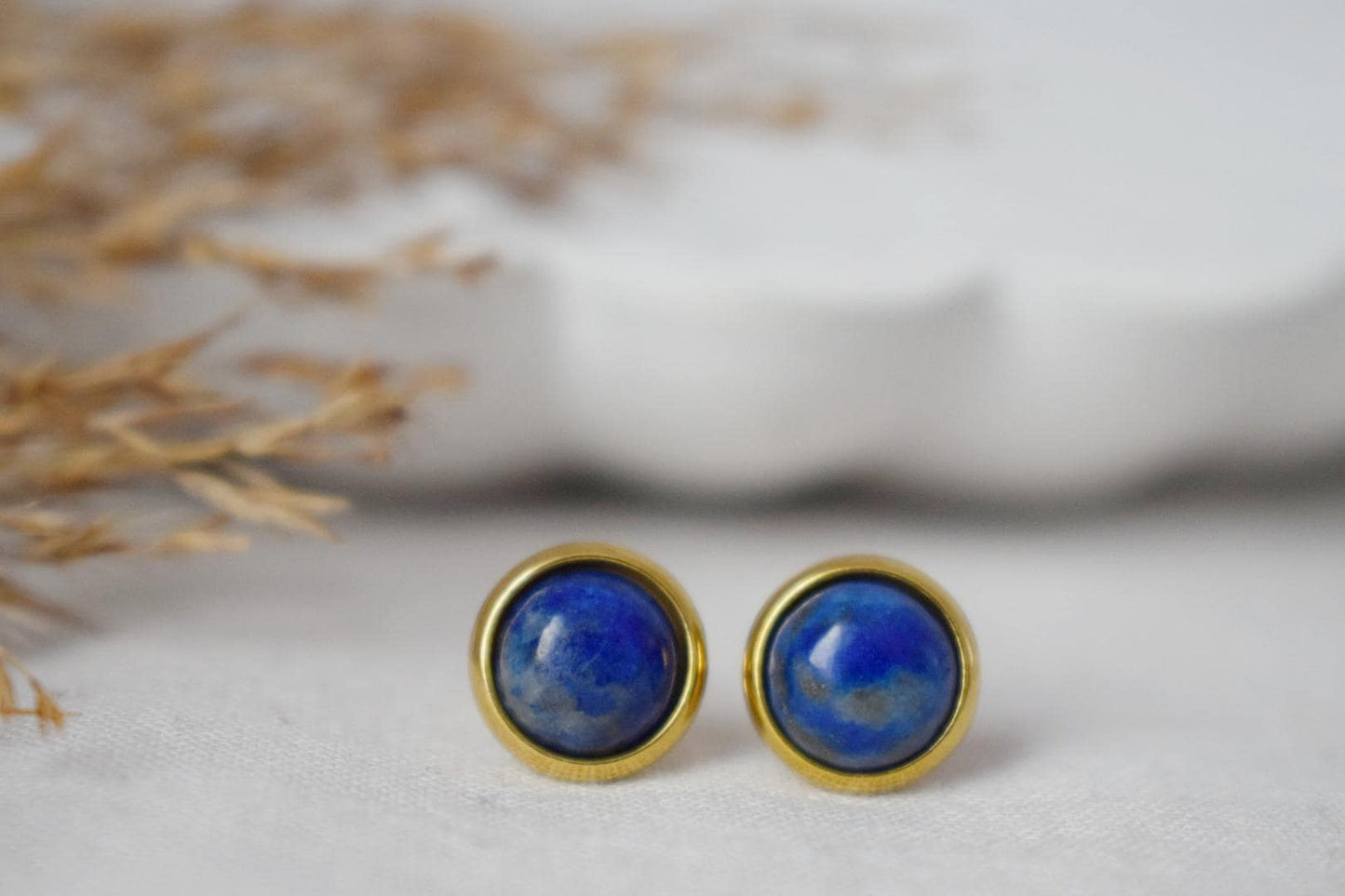 Lapis Ohrstecker Gold, Kleine blaue Lapis Ohrringe, rund, minimalistisch, 8mm, Lapislazuli Schmuck, September Geburtsstein, handgefertigter Schmuck