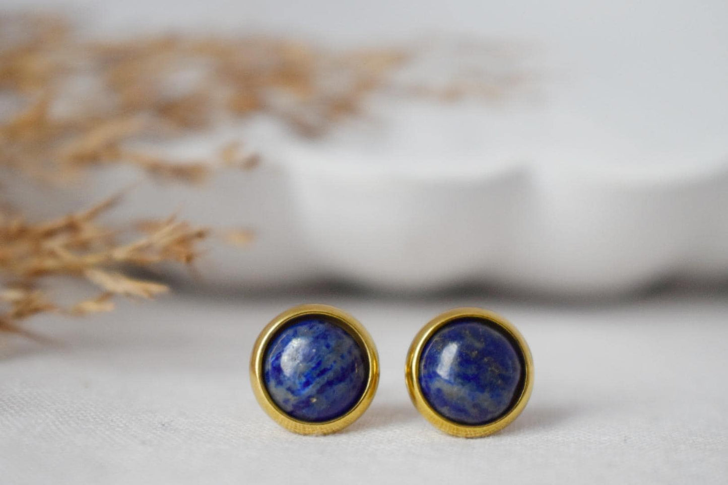 Lapis Ohrstecker Gold, Kleine blaue Lapis Ohrringe, rund, minimalistisch, 8mm, Lapislazuli Schmuck, September Geburtsstein, handgefertigter Schmuck