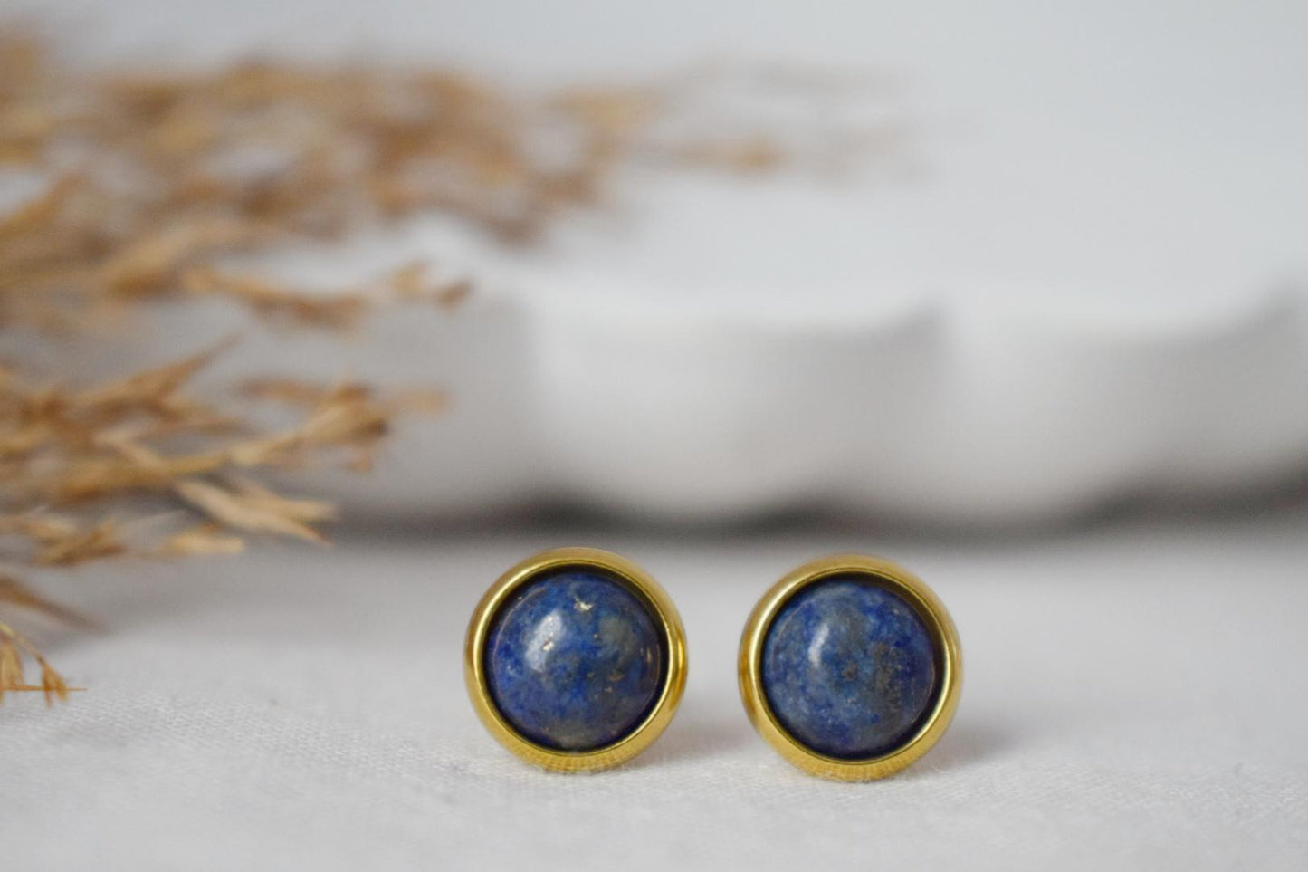 Lapis Ohrstecker Gold, Kleine blaue Lapis Ohrringe, rund, minimalistisch, 8mm, Lapislazuli Schmuck, September Geburtsstein, handgefertigter Schmuck