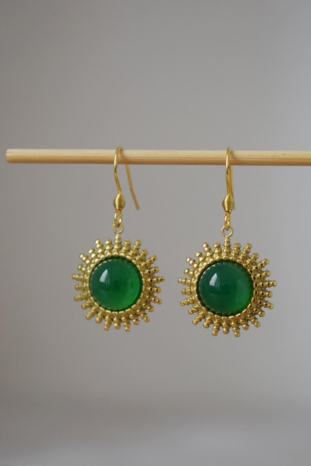 Grüne Achat Ohrringe, Sonnenstrahlen baumelnde Ohrringe, Sunburst, Edelstein Ohrringe, Himmlischer Schmuck, Geschenk für Sie