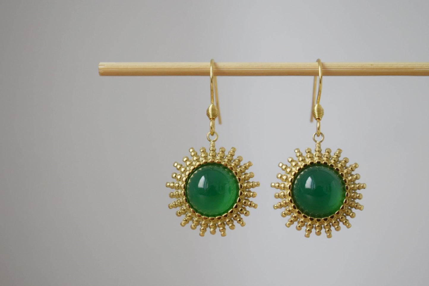 Grüne Achat Ohrringe, Sonnenstrahlen baumelnde Ohrringe, Sunburst, Edelstein Ohrringe, Himmlischer Schmuck, Geschenk für Sie