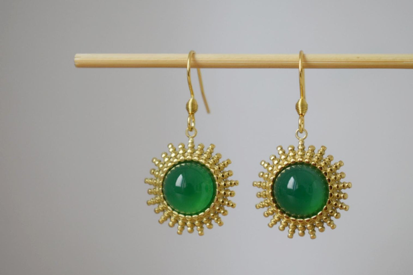 Grüne Achat Ohrringe, Sonnenstrahlen baumelnde Ohrringe, Sunburst, Edelstein Ohrringe, Himmlischer Schmuck, Geschenk für Sie