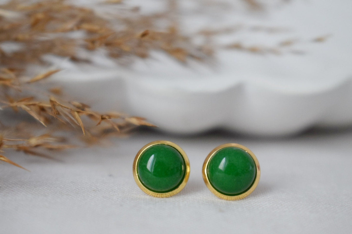Grüne Jade Ohrstecker, 8mm Minimalistische Edelstein Ohrringe, 18k vergoldeter Schmuck, Geburtstagsgeschenk für Sie