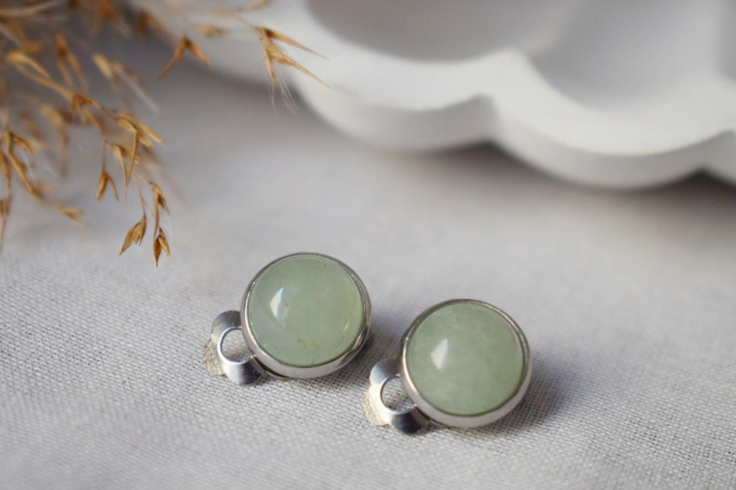 Grüne Aventurin-Ohrclips für Frauen, Kleine Edelstein-Ohrclips, Chirurgenstahl, Naturstein, Nicht durchbohrter Schmuck, Geschenk