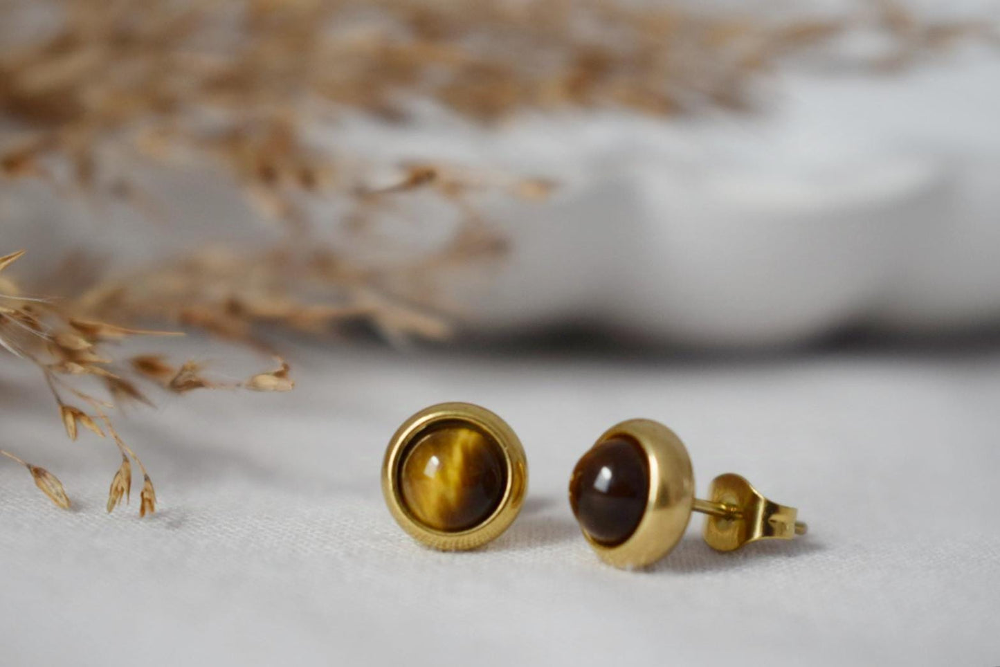 Mini Tigerauge Ohrstecker, 18k vergoldete Edelstein 6mm Ohrstecker, kleiner brauner Stein, minimalistischer Tigerauge Chakra Schmuck, Geschenk Sie