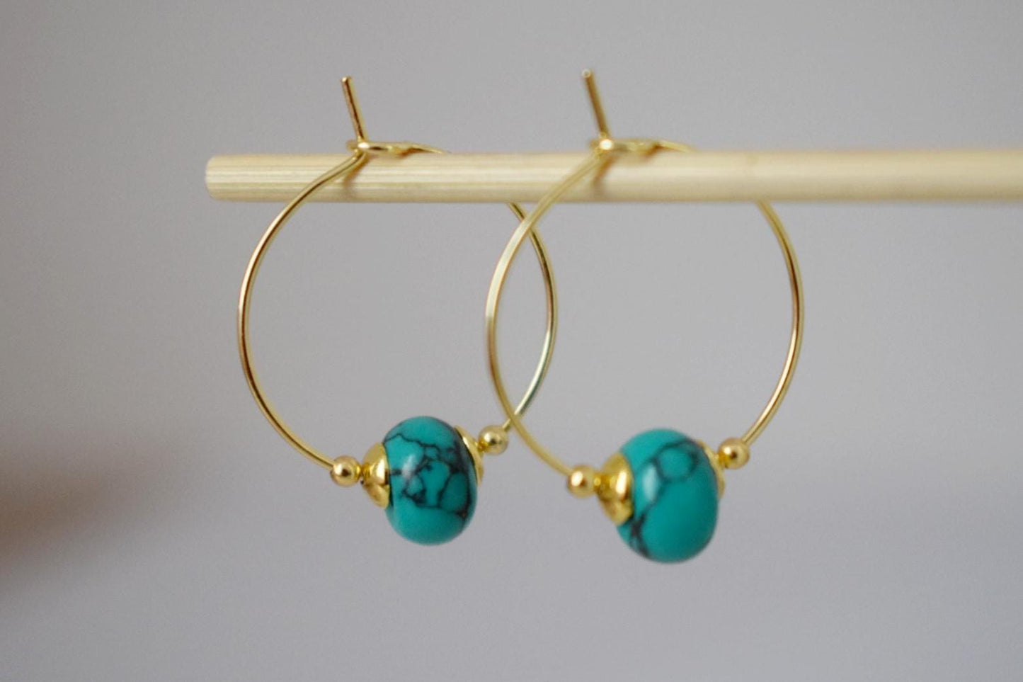 Türkise Creolen, minimalistische Edelstein Creolen, Türkis Perlen, 18 k vergoldet Edelstahl, handgefertigter Schmuck, Geschenk für Sie