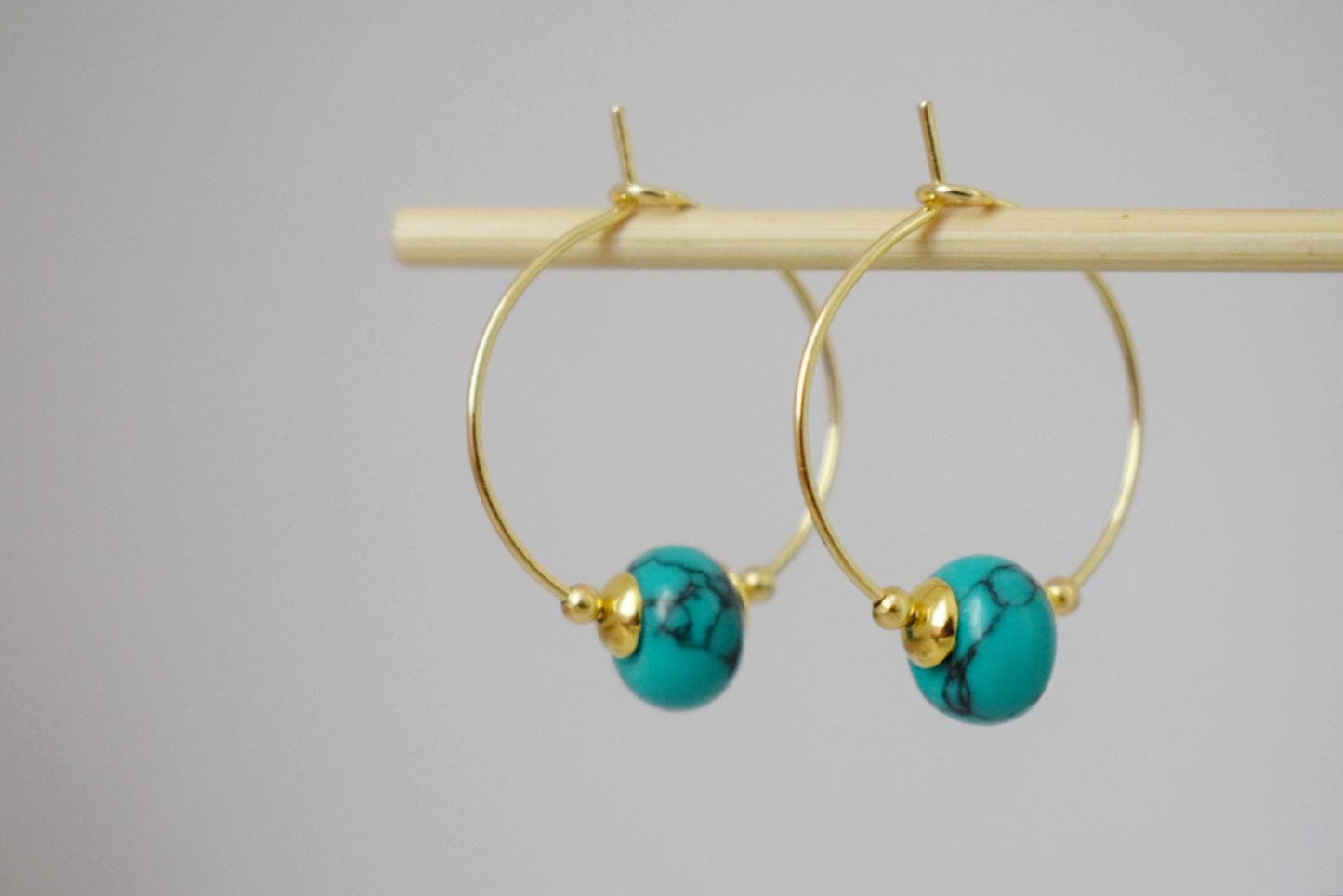 Türkise Creolen, minimalistische Edelstein Creolen, Türkis Perlen, 18 k vergoldet Edelstahl, handgefertigter Schmuck, Geschenk für Sie