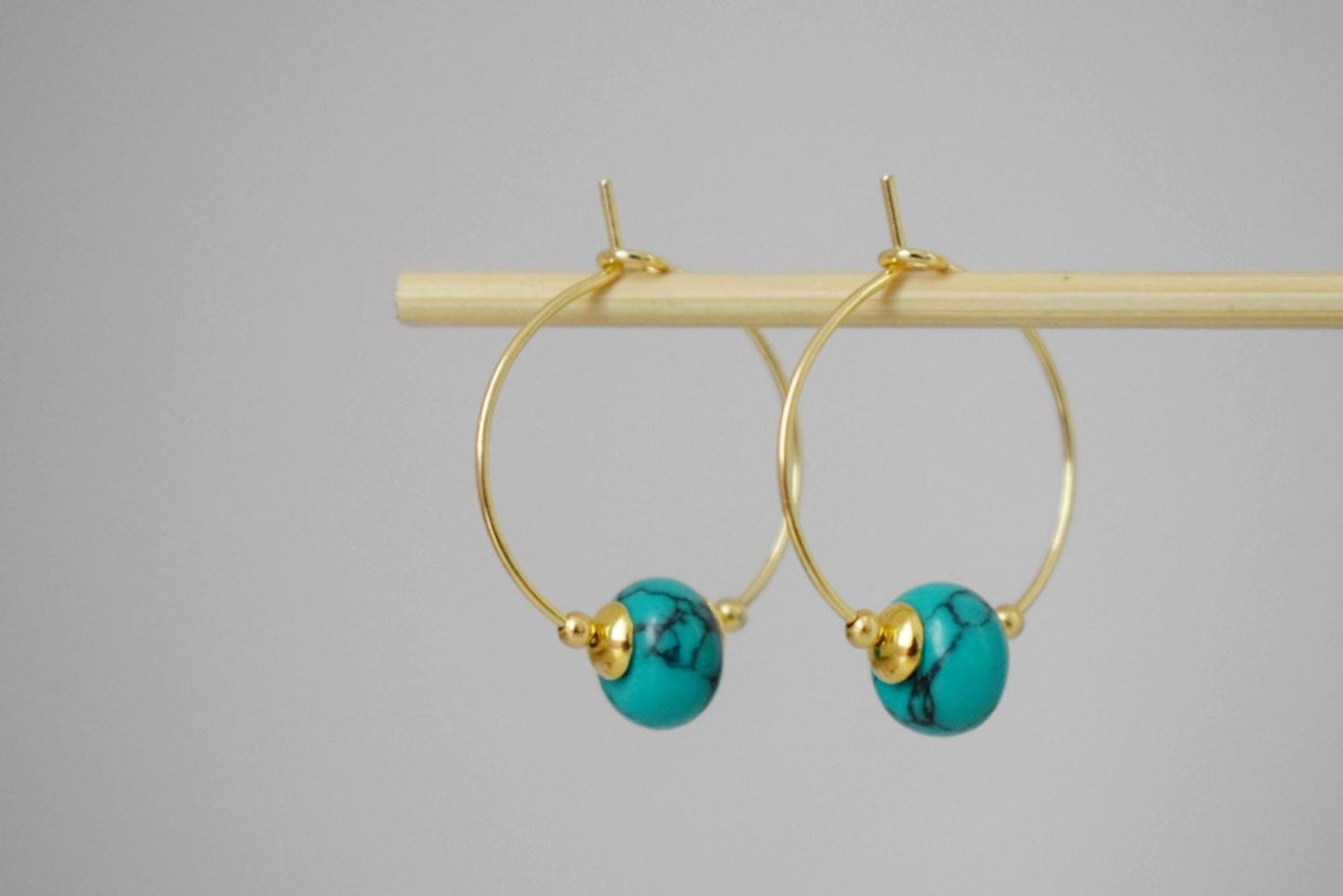 Türkise Creolen, minimalistische Edelstein Creolen, Türkis Perlen, 18 k vergoldet Edelstahl, handgefertigter Schmuck, Geschenk für Sie