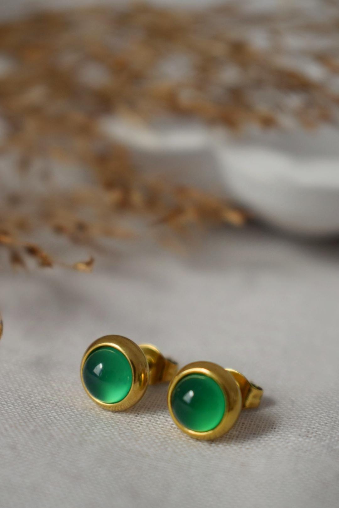 Mini Grüne Achat Ohrstecker, 6mm Edelstein Ohrstecker, Kleine runde Ohrringe, Minimalistischer Geburtsstein Schmuck, Geburtstagsgeschenk für Sie