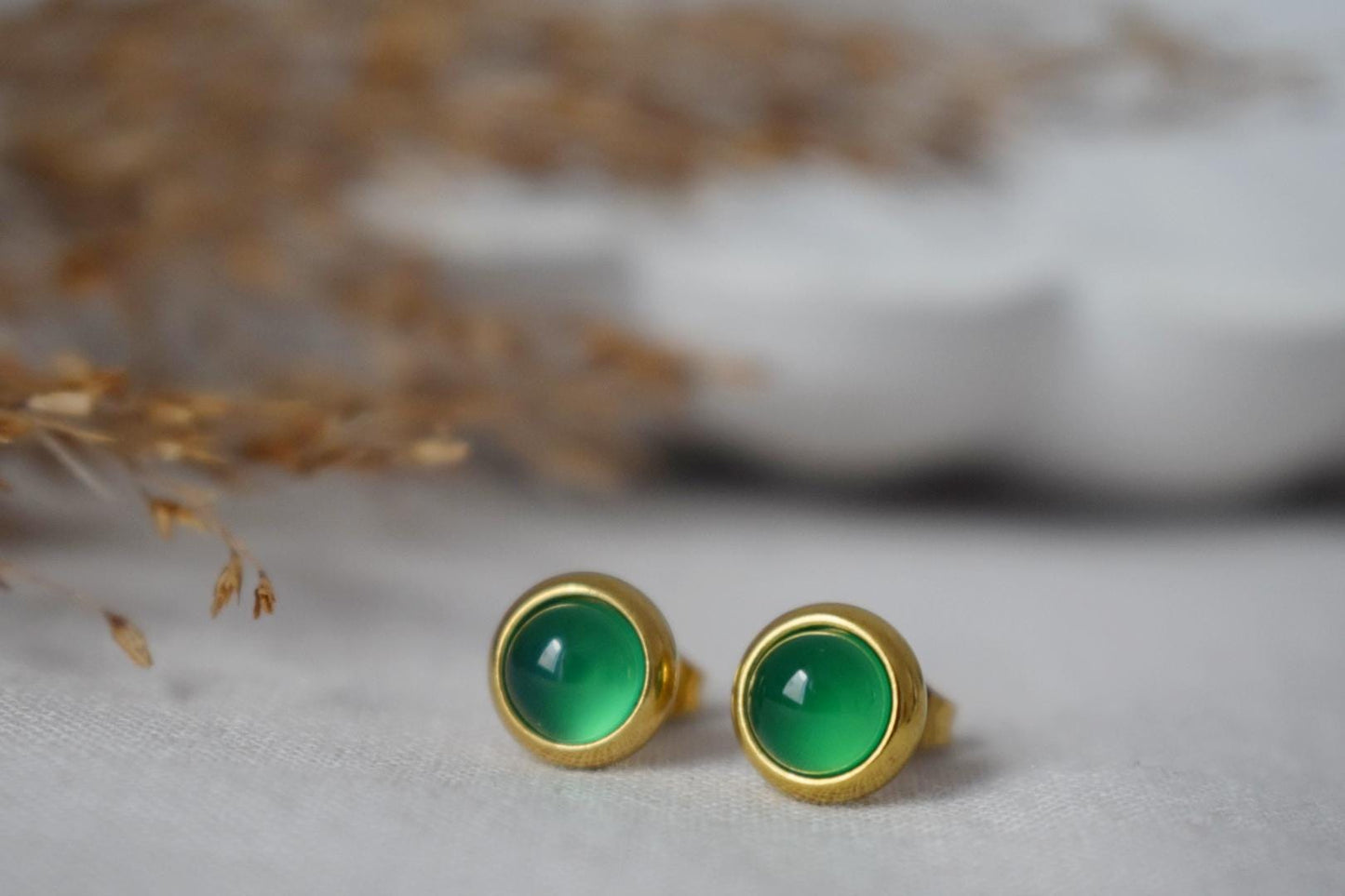 Mini Grüne Achat Ohrstecker, 6mm Edelstein Ohrstecker, Kleine runde Ohrringe, Minimalistischer Geburtsstein Schmuck, Geburtstagsgeschenk für Sie