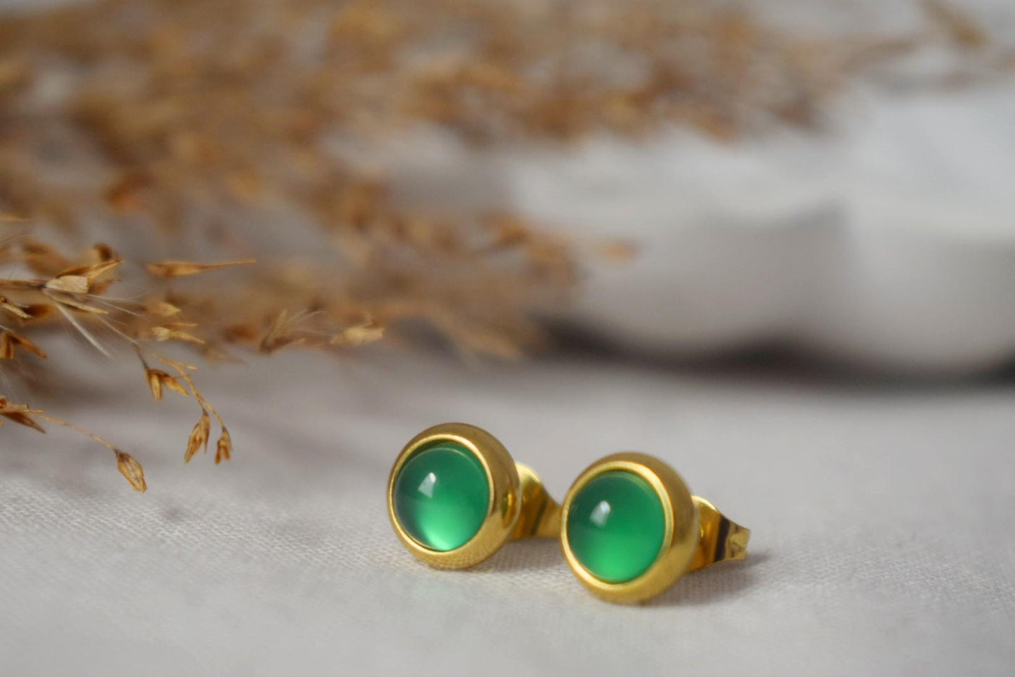 Mini Grüne Achat Ohrstecker, 6mm Edelstein Ohrstecker, Kleine runde Ohrringe, Minimalistischer Geburtsstein Schmuck, Geburtstagsgeschenk für Sie