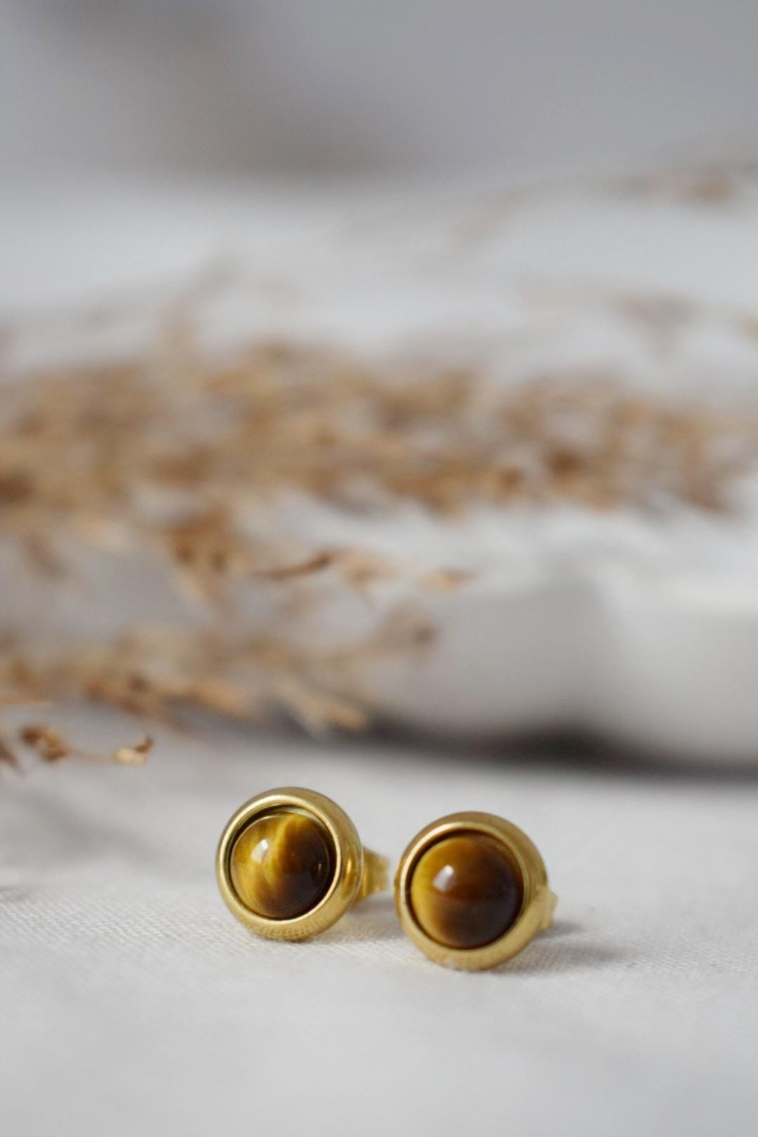 Mini Tigerauge Ohrstecker, Vergoldete Edelstein 6mm Ohrringe, kleiner brauner Stein, minimalistischer Tigerauge Chakra Schmuck, Geschenk für Sie