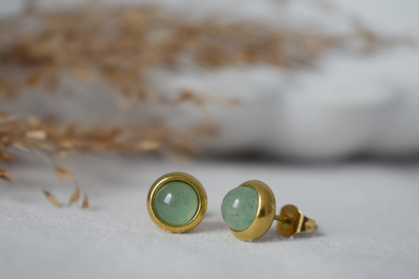 Mini Grüne Aventurin Ohrstecker, Edelstein Kleine Ohrringe, Vergoldeter Edelstahl, Minimalistischer Geburtsstein Schmuck, Geschenk für Sie