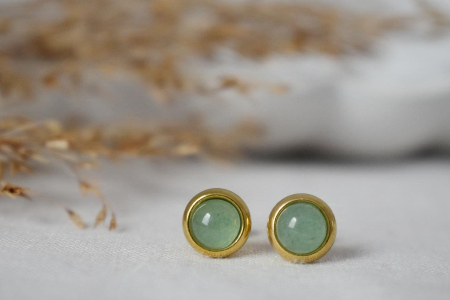 Mini Grüne Aventurin Ohrstecker, Edelstein Kleine Ohrringe, Vergoldeter Edelstahl, Minimalistischer Geburtsstein Schmuck, Geschenk für Sie