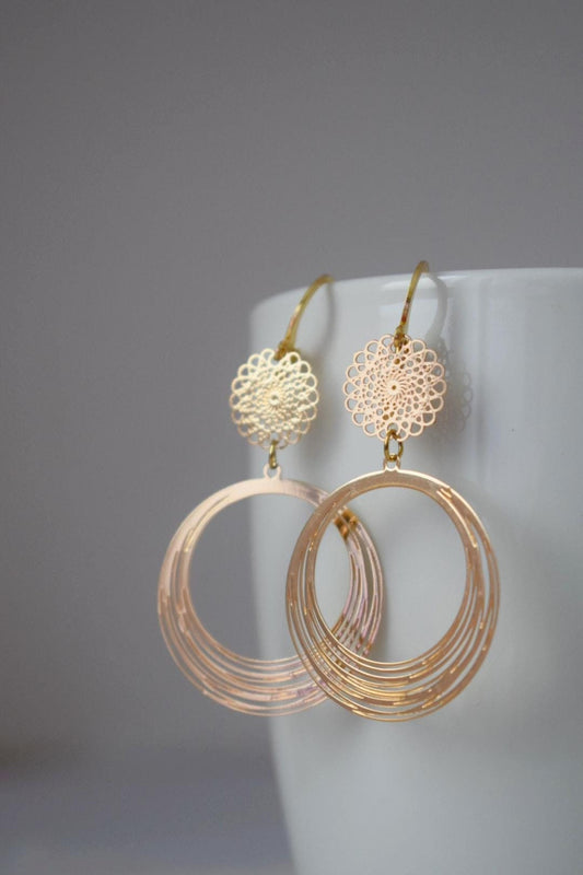 Ornament-Ohrringe für Frauen, Mandala-Ohrringe, 24 Karat vergoldeter Edelstahl-Huggie, filigrane Boho-Creolen, Einzigartiger Schmuck, Geschenk für Sie