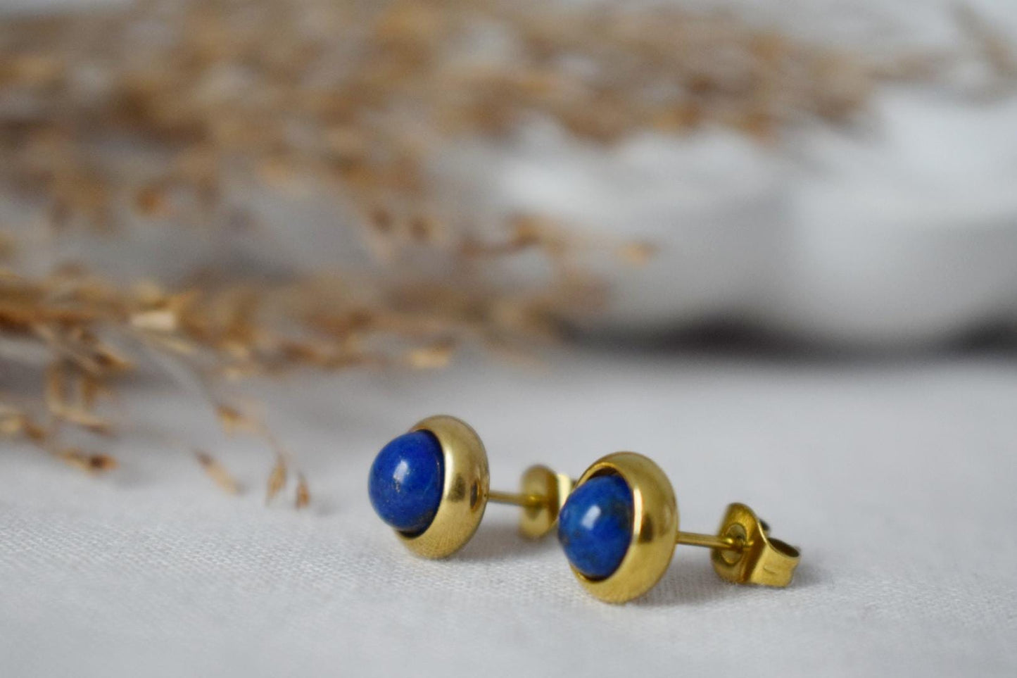 Lapis Ohrstecker Gold, Blaue Lapis Ohrringe Gold, Rund, Minimalistisch, 8mm, Lapislazuli Schmuck, September Geburtsstein, Handgemachter Schmuck