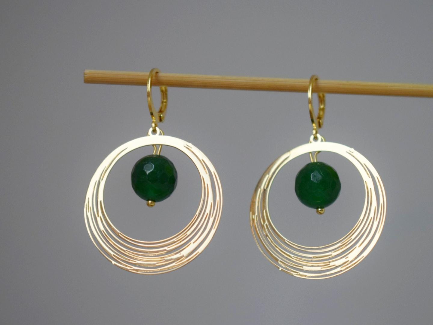 Grüne Jade Ohrringe, Edelstein Facettierte Kugel Ohrringe, Goldener Kreis Anhänger Ohrhänger, Minimalistischer Art Deco Schmuck, handgemachtes Geschenk für sie