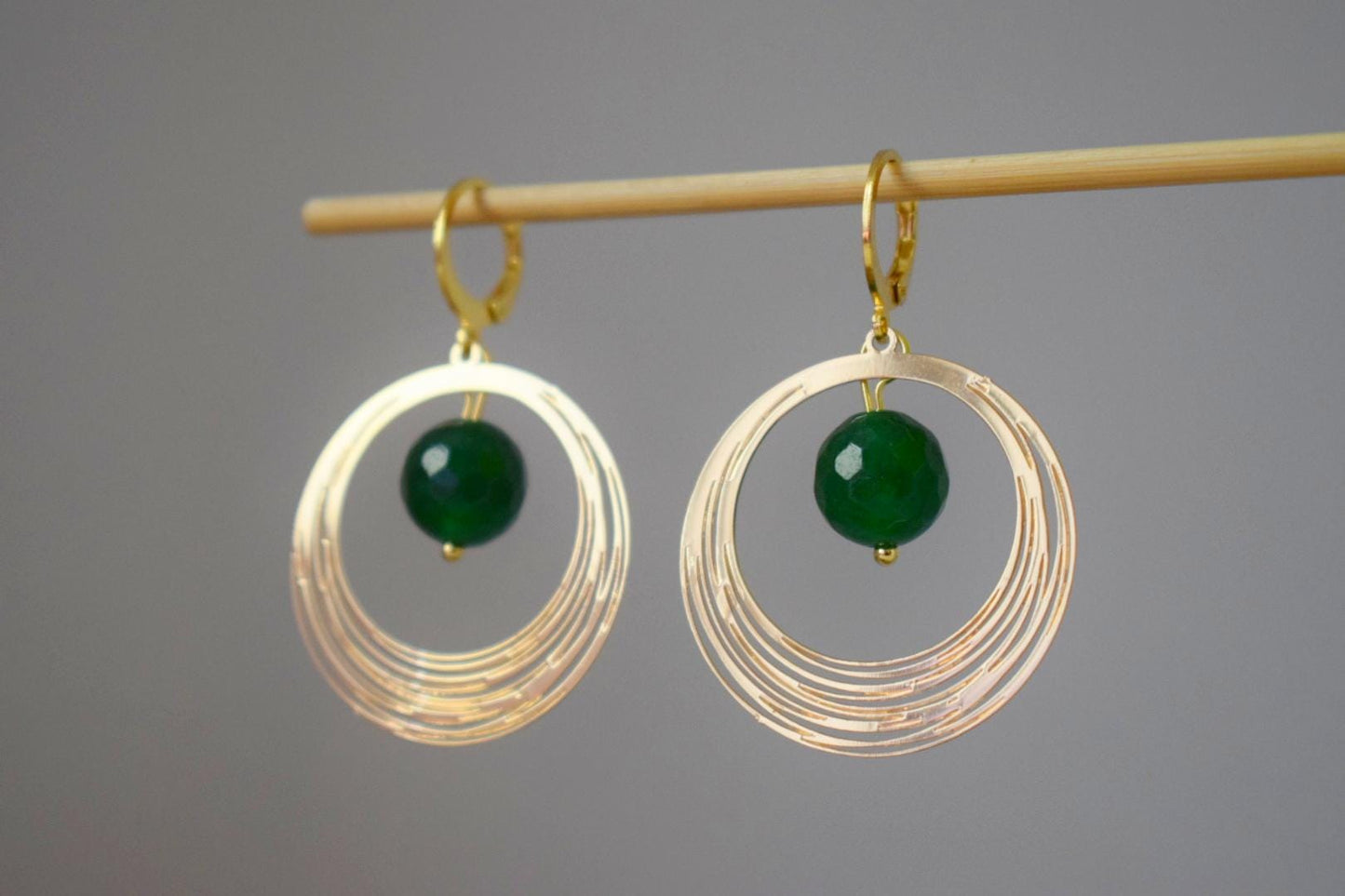 Grüne Jade Ohrringe, Edelstein Facettierte Kugel Ohrringe, Goldener Kreis Anhänger Ohrhänger, Minimalistischer Art Deco Schmuck, handgemachtes Geschenk für sie