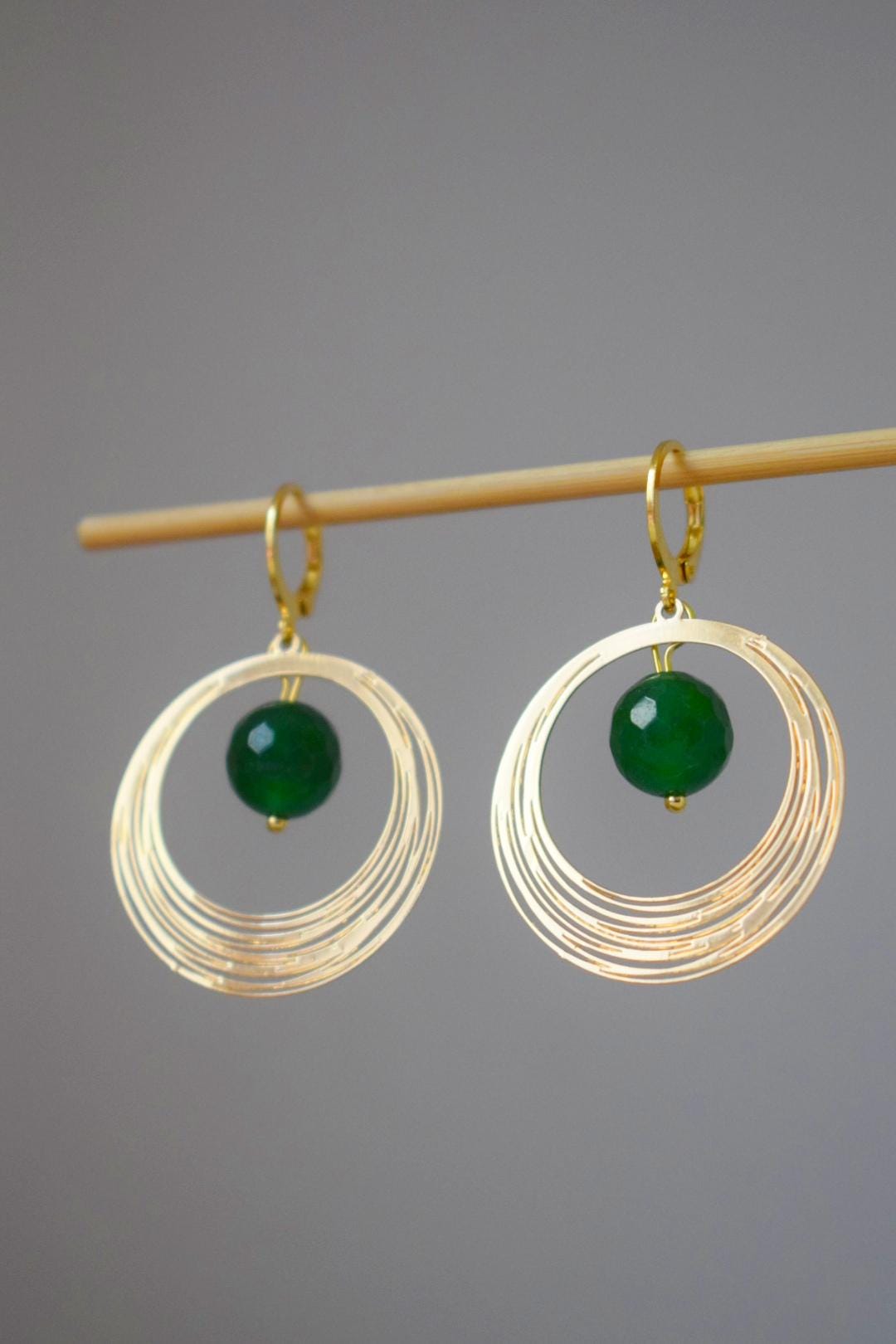 Grüne Jade Ohrringe, Edelstein Facettierte Kugel Ohrringe, Goldener Kreis Anhänger Ohrhänger, Minimalistischer Art Deco Schmuck, handgemachtes Geschenk für sie