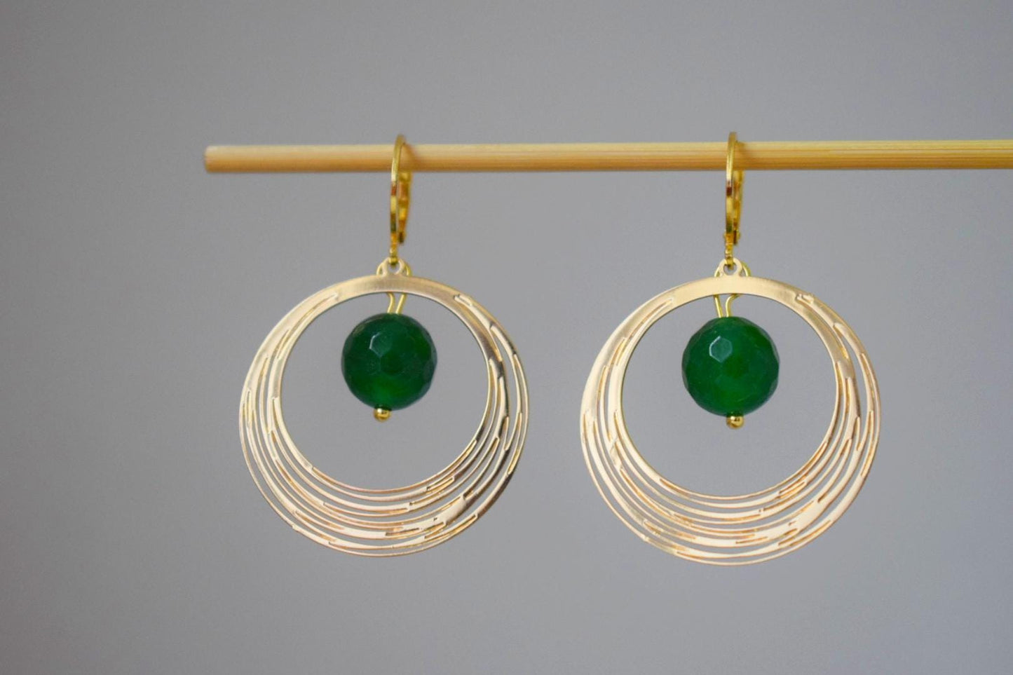 Grüne Jade Ohrringe, Edelstein Facettierte Kugel Ohrringe, Goldener Kreis Anhänger Ohrhänger, Minimalistischer Art Deco Schmuck, handgemachtes Geschenk für sie