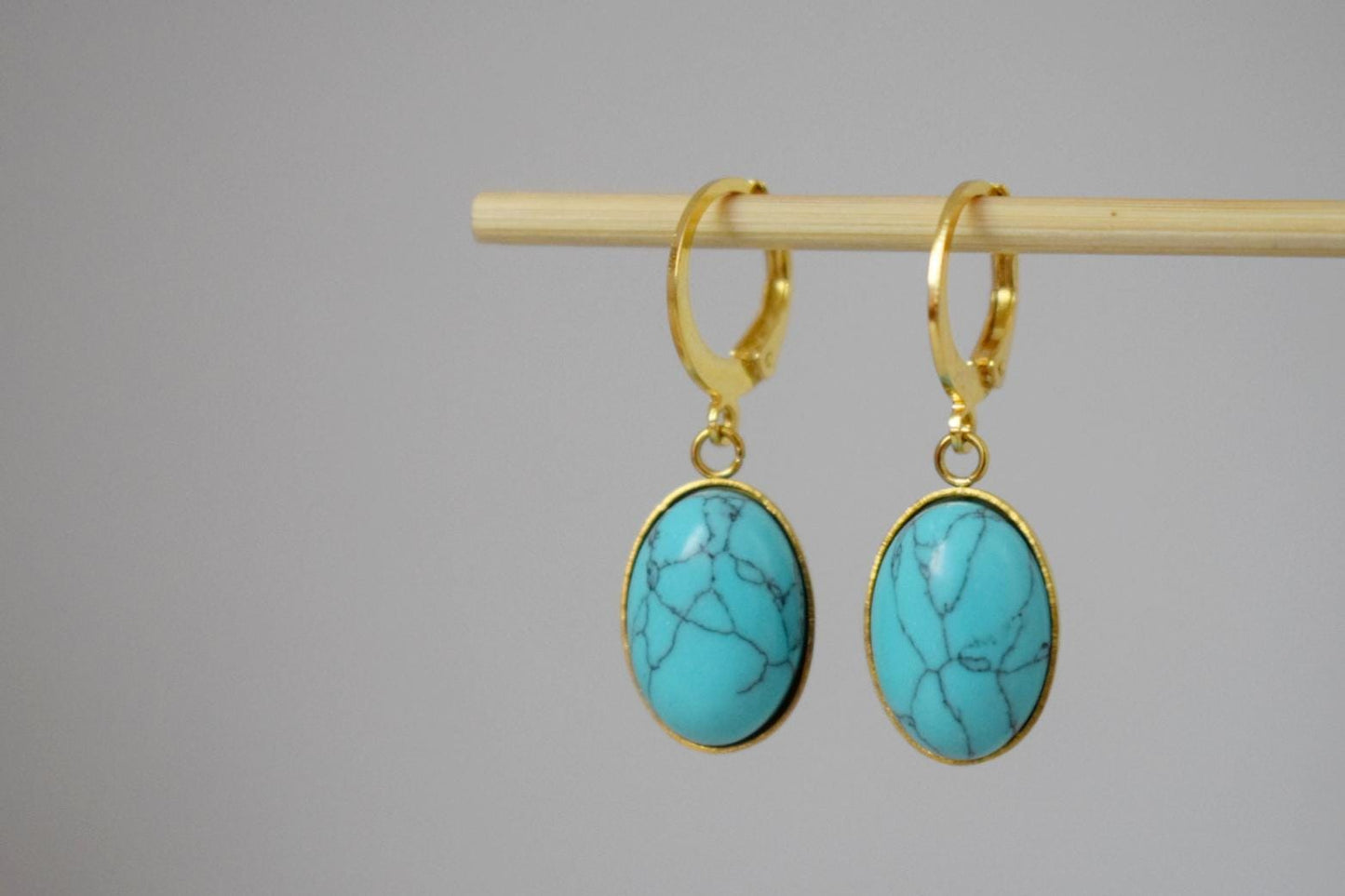 Türkise Huggie Ohrringe, Ovale blaue Edelstein Ohrringe, Boho Ohrringe, leichte Ohrringe, Einzigartiger minimalistischer Schmuck, Bestes Geschenk für Sie