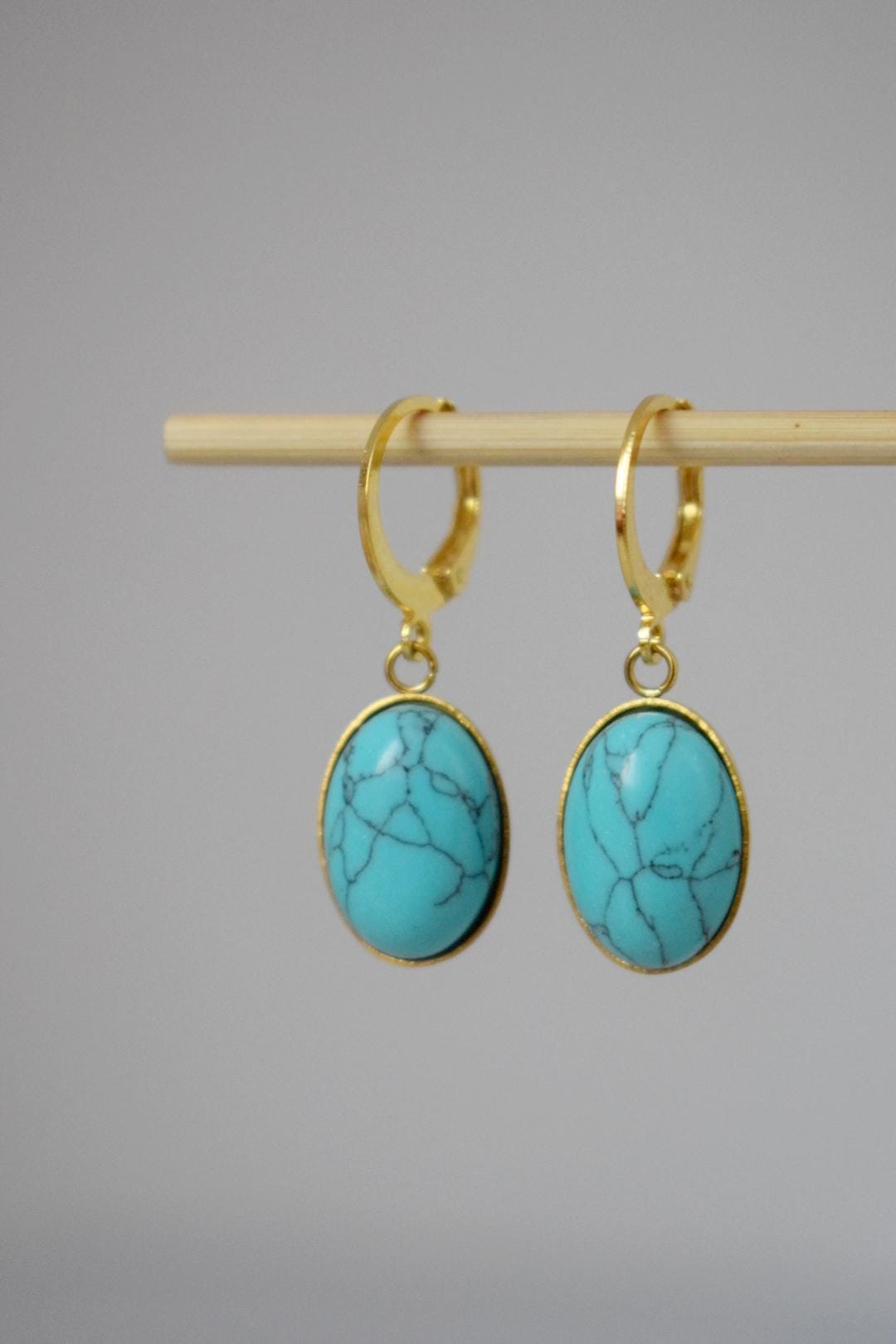 Türkise Huggie Ohrringe, Ovale blaue Edelstein Ohrringe, Boho Ohrringe, leichte Ohrringe, Einzigartiger minimalistischer Schmuck, Bestes Geschenk für Sie