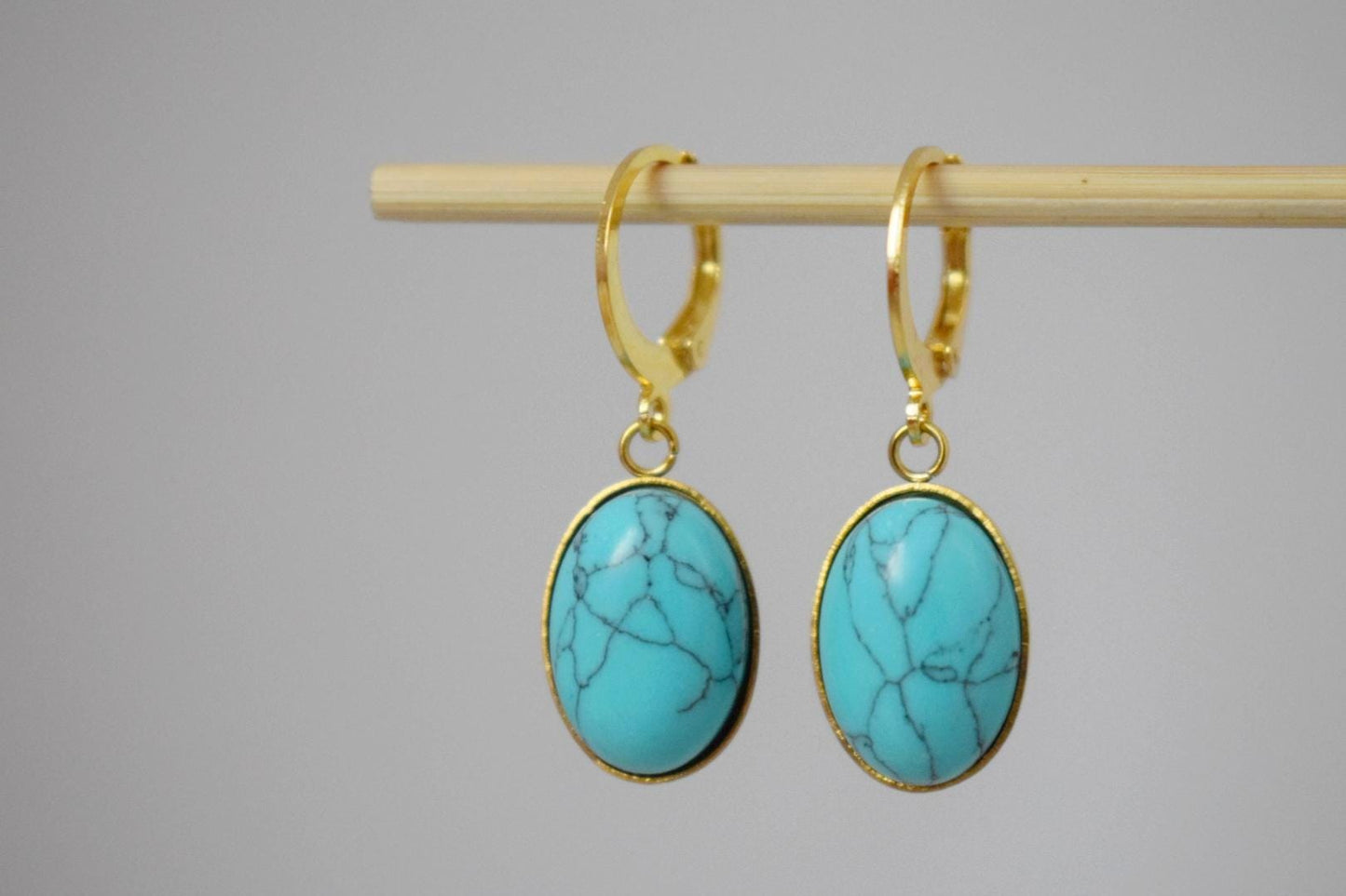 Türkise Huggie Ohrringe, Ovale blaue Edelstein Ohrringe, Boho Ohrringe, leichte Ohrringe, Einzigartiger minimalistischer Schmuck, Bestes Geschenk für Sie