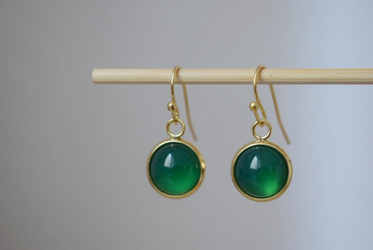 Grüne Achat Ohrringe, Kleine Edelstein Ohrringe, Runder 24k vergoldeter Edelstahl Anhänger, Minimalistisches Schmuck Geschenk für Sie