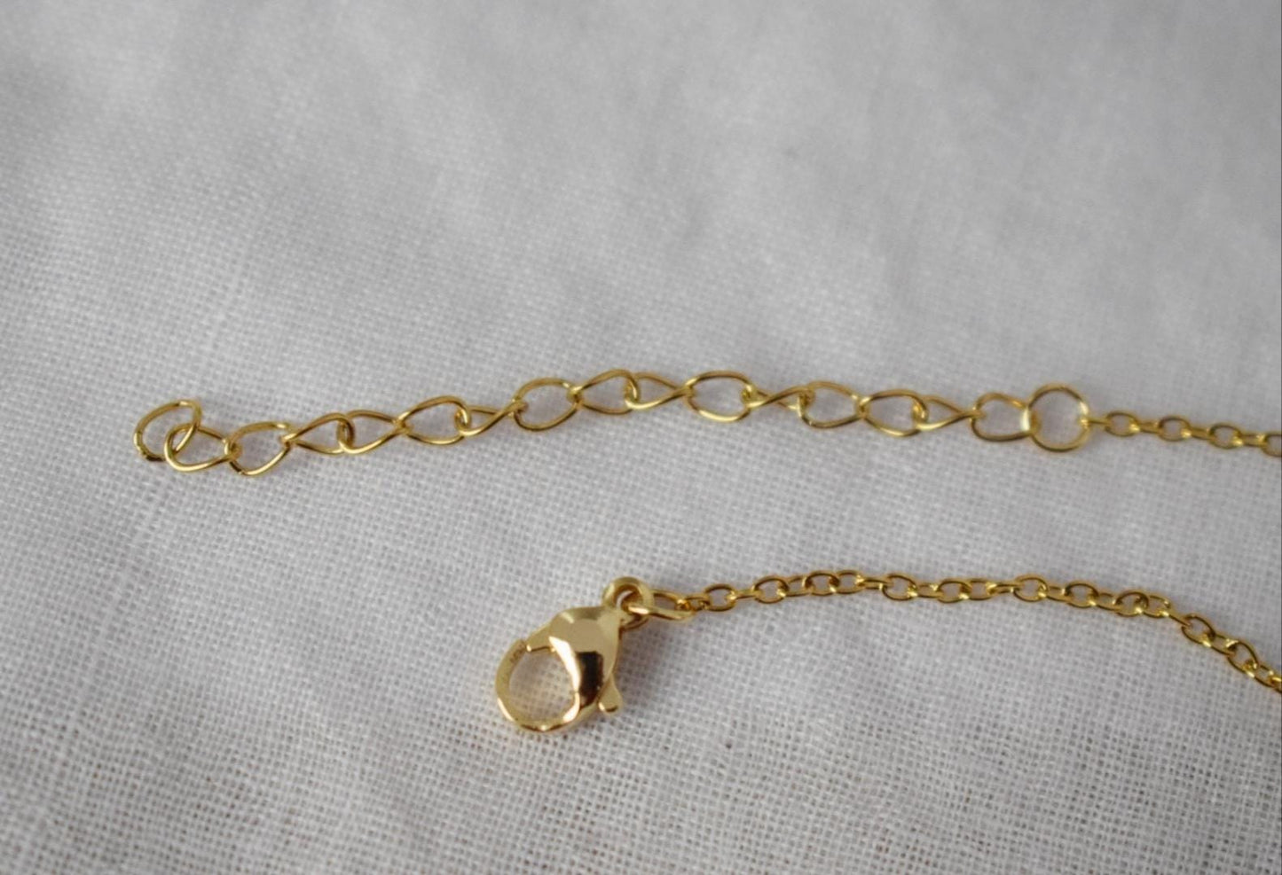 Grüne Jade Halskette Gold für Frauen, Ovale Edelsteinkette, Statement Halskette, Grüner Stein Anhänger, Handgefertigtes Schmuckgeschenk für Sie