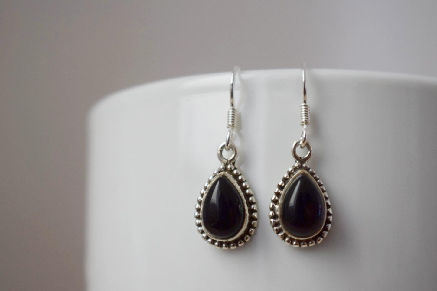 Schwarze Onyx-Ohrringe aus Sterlingsilber, Kleine Tropfen-Edelstein-Ohrringe, Boho-Chic-Geschenk, handgefertigter Schmuck für sie, Valentinstagsgeschenk