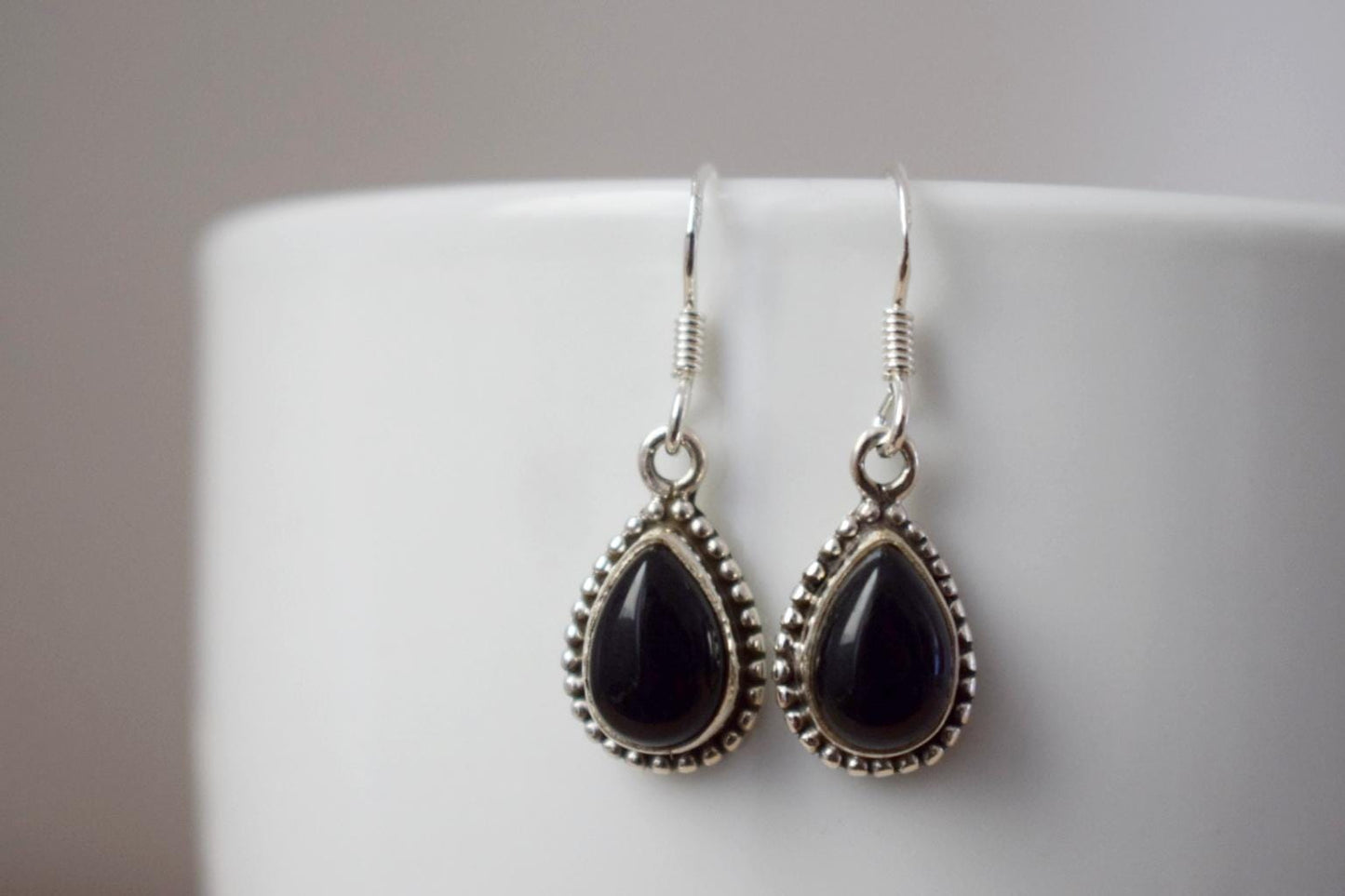 Schwarze Onyx-Ohrringe aus Sterlingsilber, Kleine Tropfen-Edelstein-Ohrringe, Boho-Chic-Geschenk, handgefertigter Schmuck für sie, Valentinstagsgeschenk