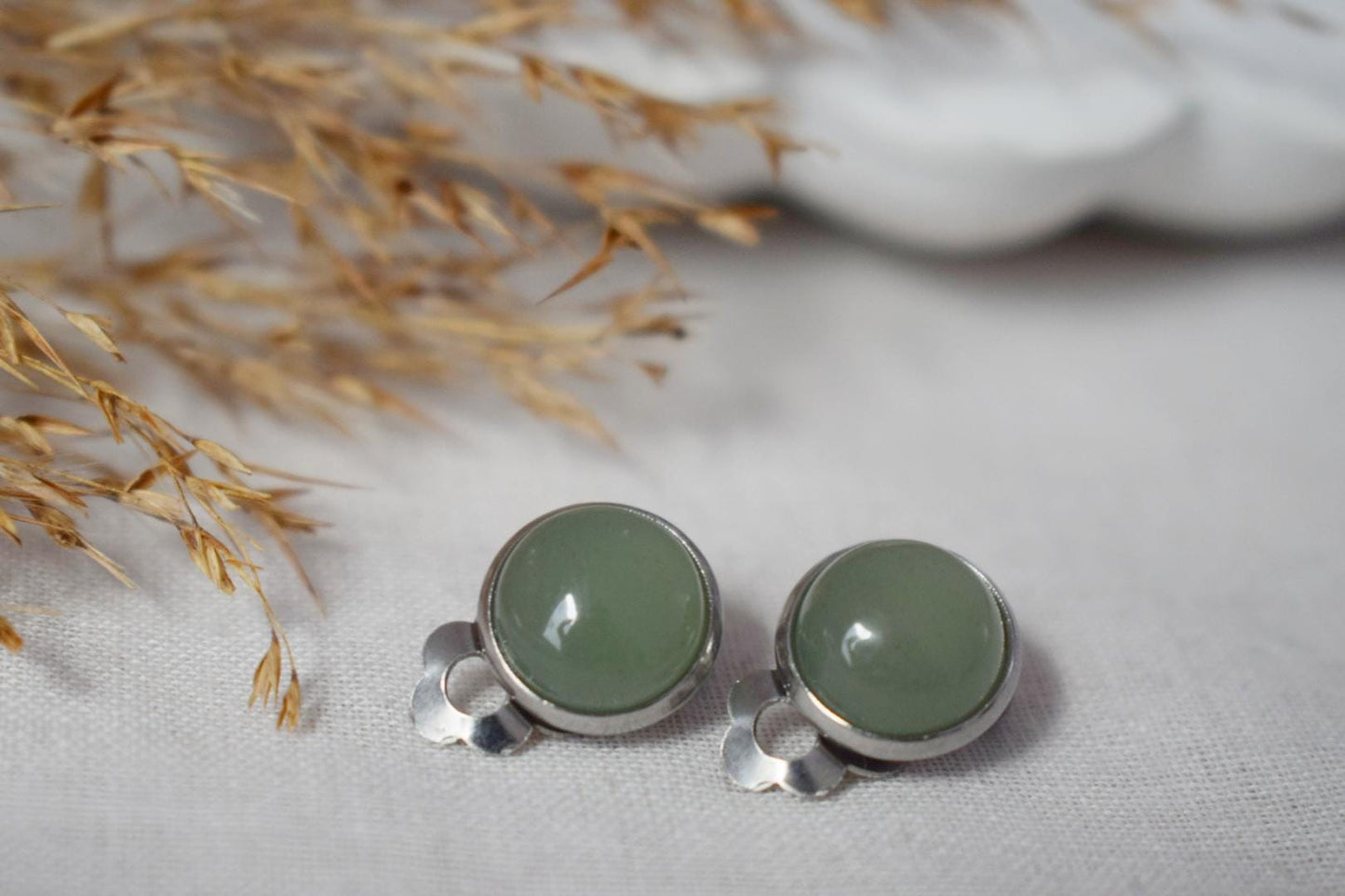 Grüne Aventurin-Ohrclips für Frauen, Kleine Edelstein-Ohrclips, Chirurgenstahl, Naturstein, Nicht durchbohrter Schmuck, Geschenk