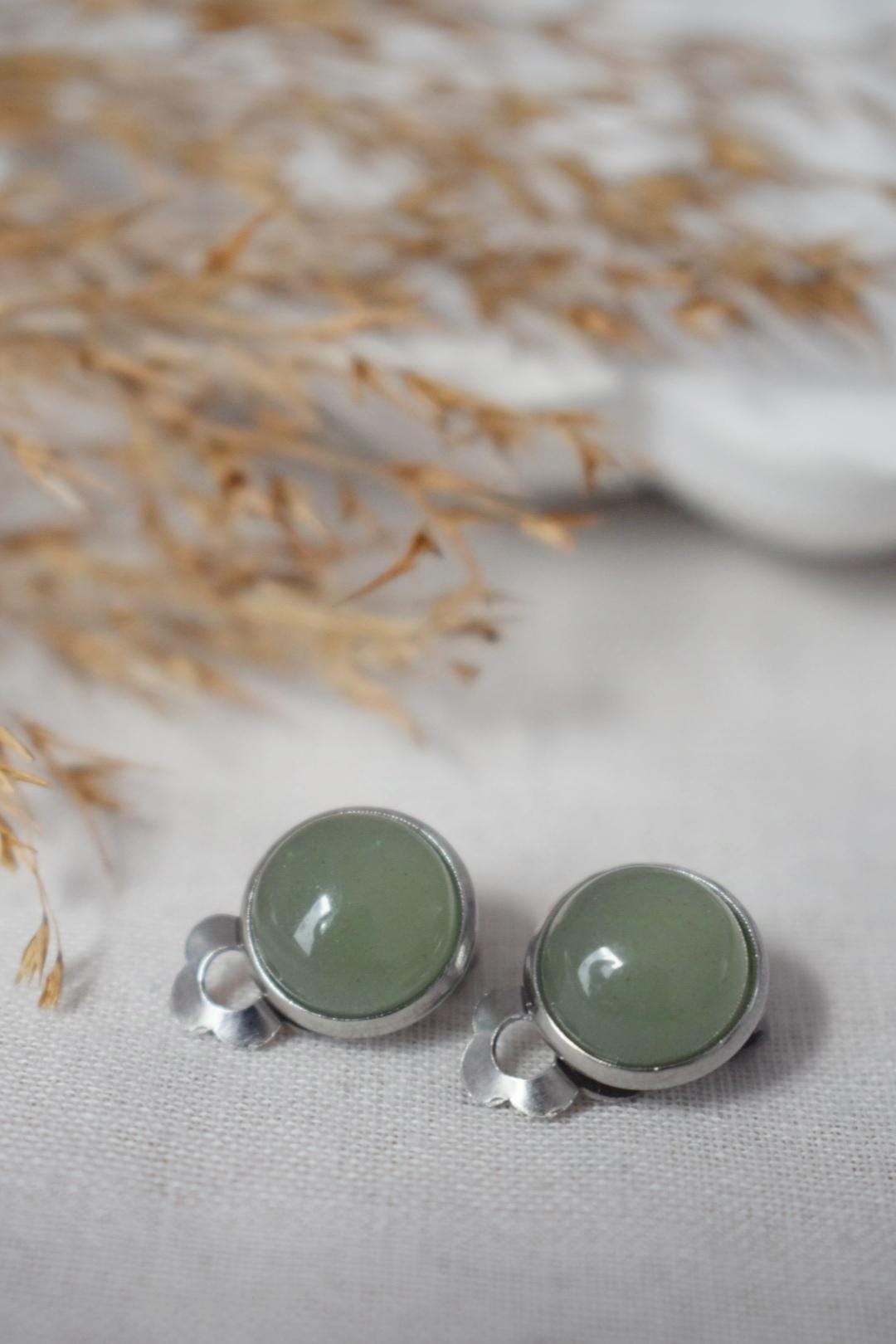 Grüne Aventurin-Ohrclips für Frauen, Kleine Edelstein-Ohrclips, Chirurgenstahl, Naturstein, Nicht durchbohrter Schmuck, Geschenk