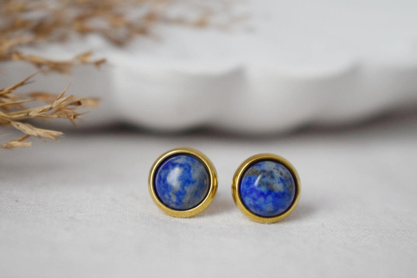 Lapis Ohrstecker Gold, Kleine blaue Lapis Ohrringe, rund, minimalistisch, 8mm, Lapislazuli Schmuck, September Geburtsstein, handgefertigter Schmuck