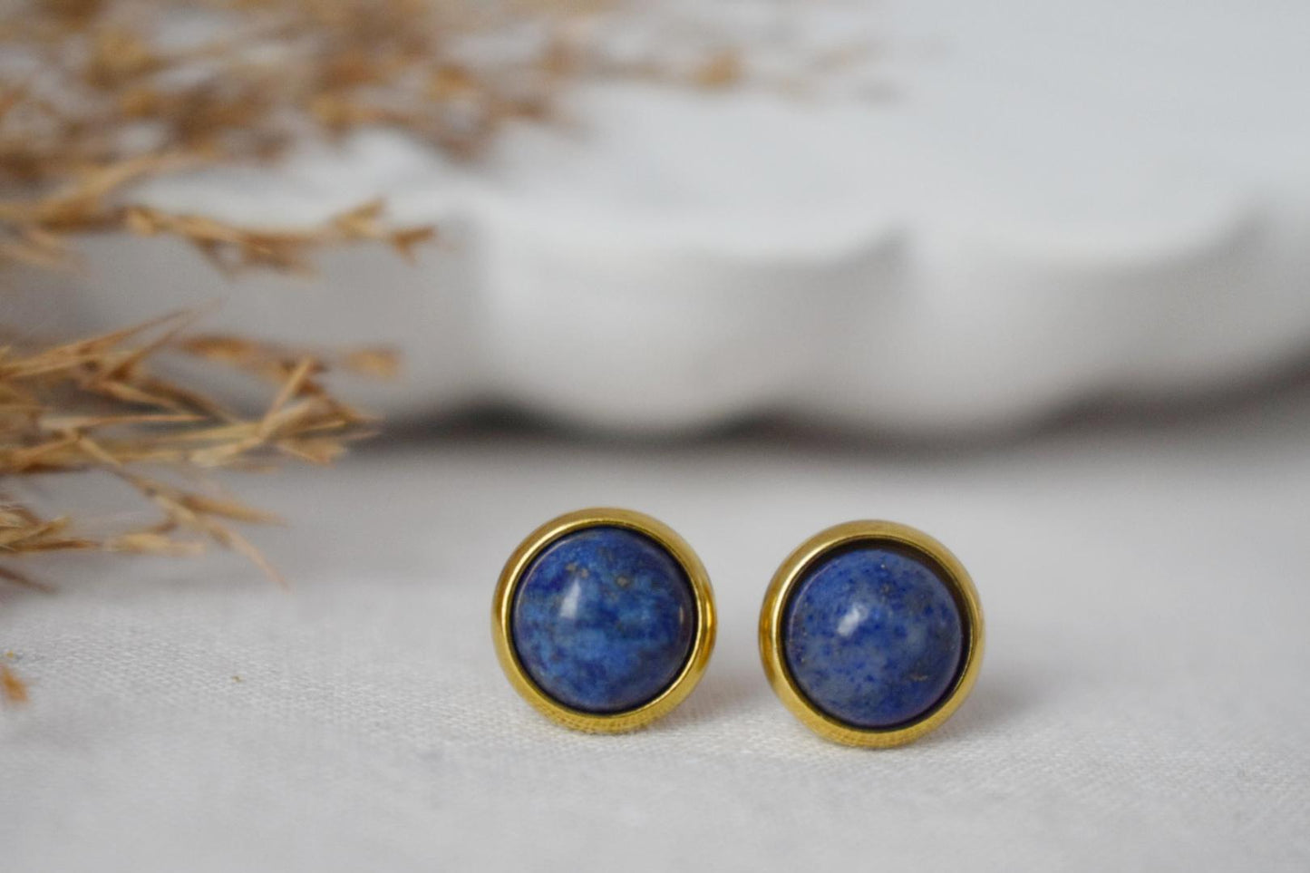 Lapis Ohrstecker Gold, Kleine blaue Lapis Ohrringe, rund, minimalistisch, 8mm, Lapislazuli Schmuck, September Geburtsstein, handgefertigter Schmuck