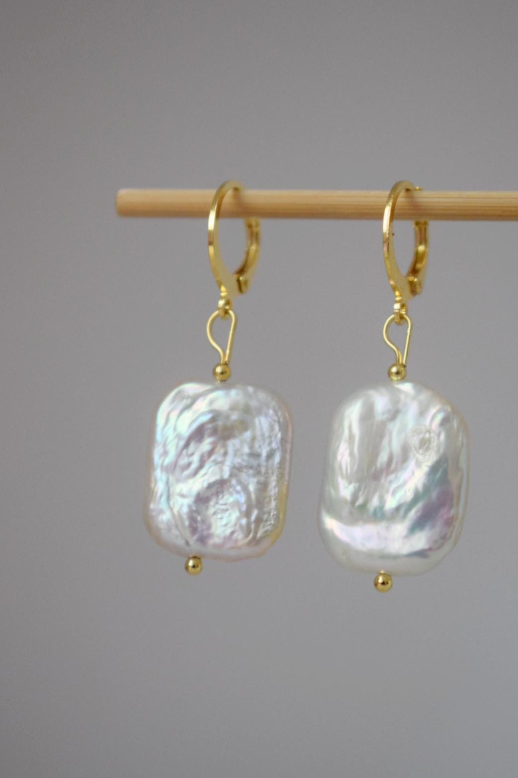 Barocke Keshi-Perlenohrringe, Süßwasserperlenschmuck, 24 Karat vergoldete Huggie-Reifen, leichter Brautschmuck, Perfektes Brautjungferngeschenk