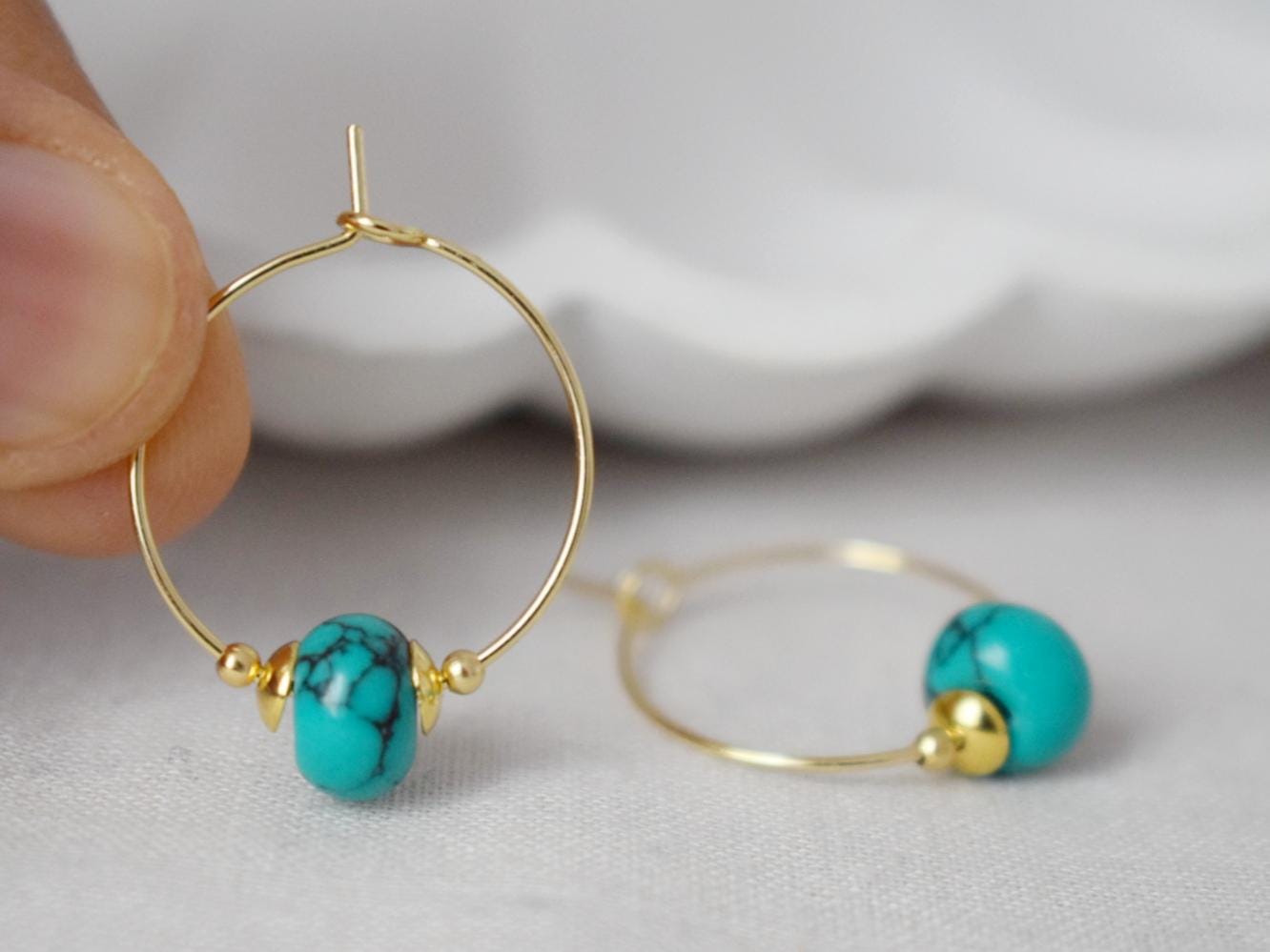 Türkise Creolen, minimalistische Edelstein Creolen, Türkis Perlen, 18 k vergoldet Edelstahl, handgefertigter Schmuck, Geschenk für Sie