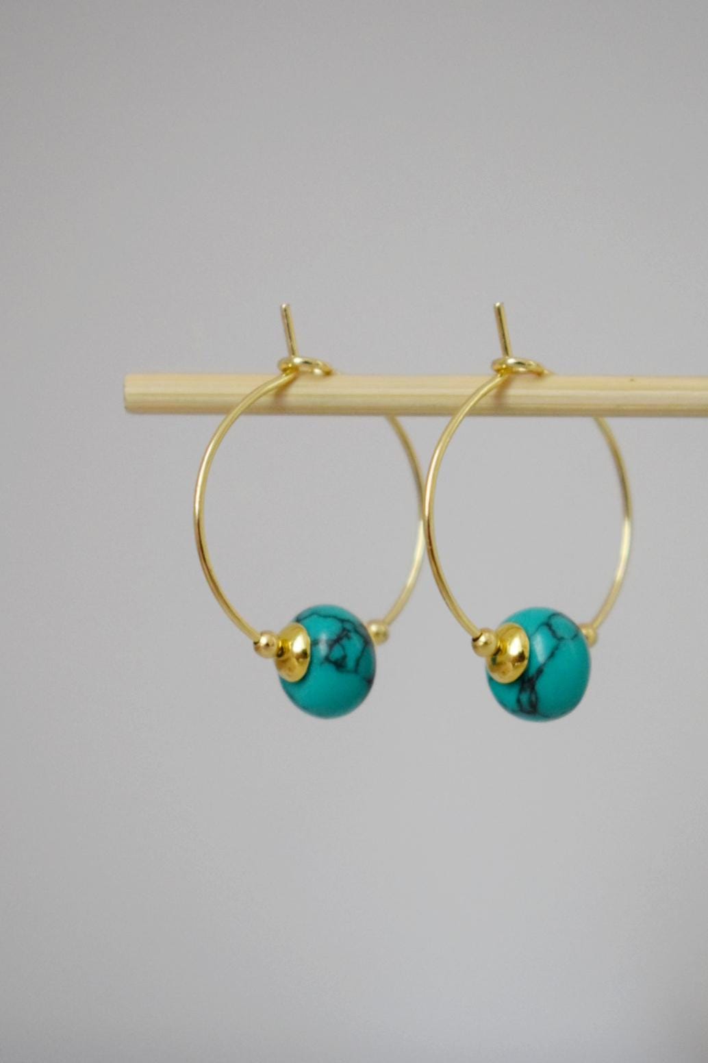 Türkise Creolen, minimalistische Edelstein Creolen, Türkis Perlen, 18 k vergoldet Edelstahl, handgefertigter Schmuck, Geschenk für Sie