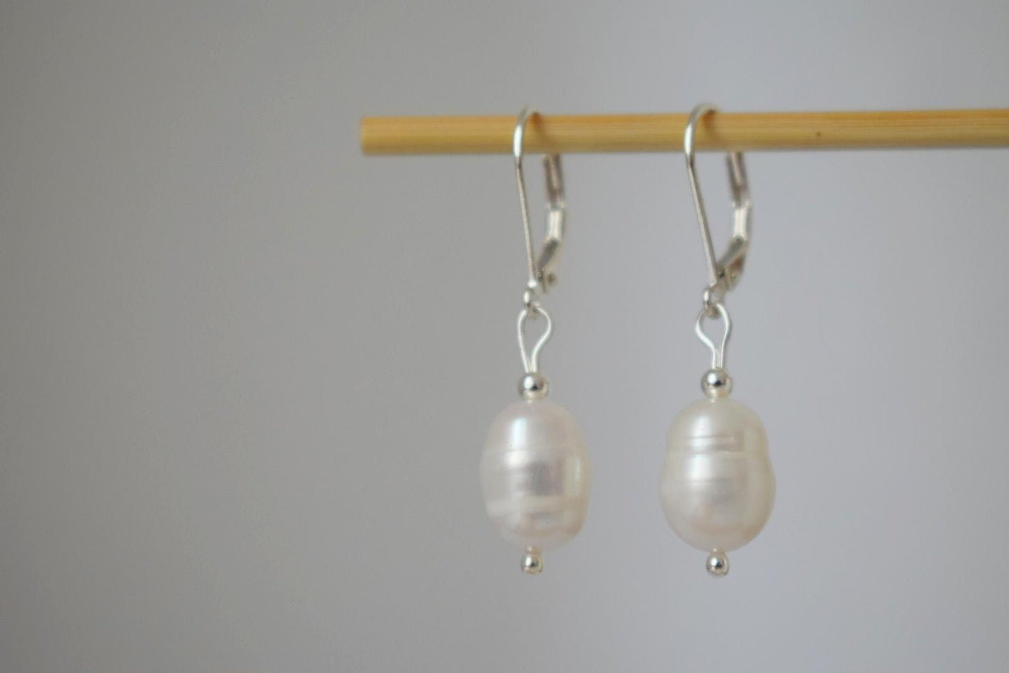 Süßwasserperlen Ohrringe, Sterling Silber Huggie Hoops, Schlichte Perlen Hochzeitsohrringe, leichter minimalistischer Schmuck, Brautjungfern Geschenk