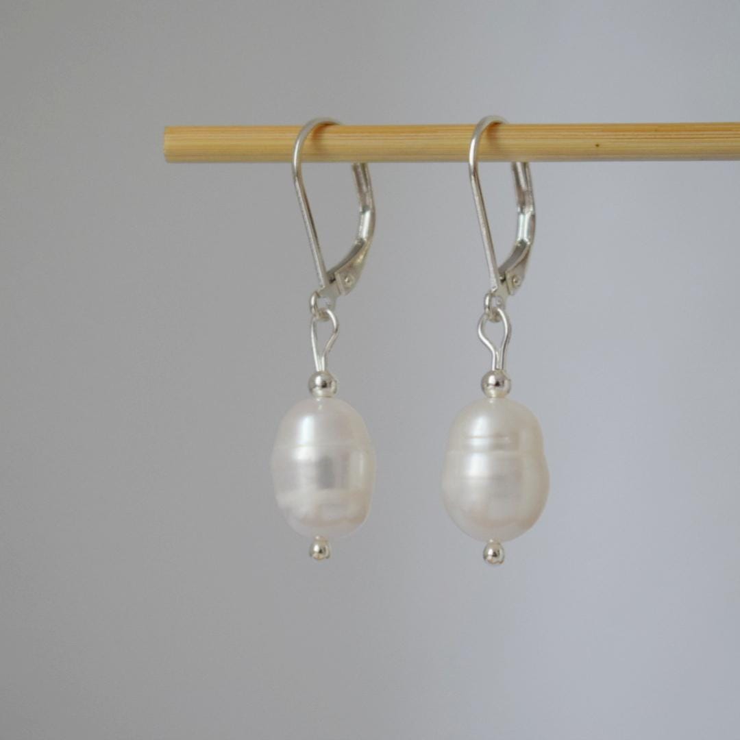 Süßwasserperlen Ohrringe, Sterling Silber Huggie Hoops, Schlichte Perlen Hochzeitsohrringe, leichter minimalistischer Schmuck, Brautjungfern Geschenk