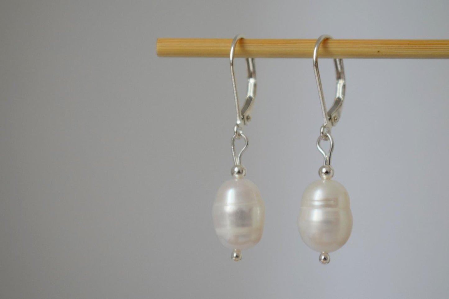 Süßwasserperlen Ohrringe, Sterling Silber Huggie Hoops, Schlichte Perlen Hochzeitsohrringe, leichter minimalistischer Schmuck, Brautjungfern Geschenk