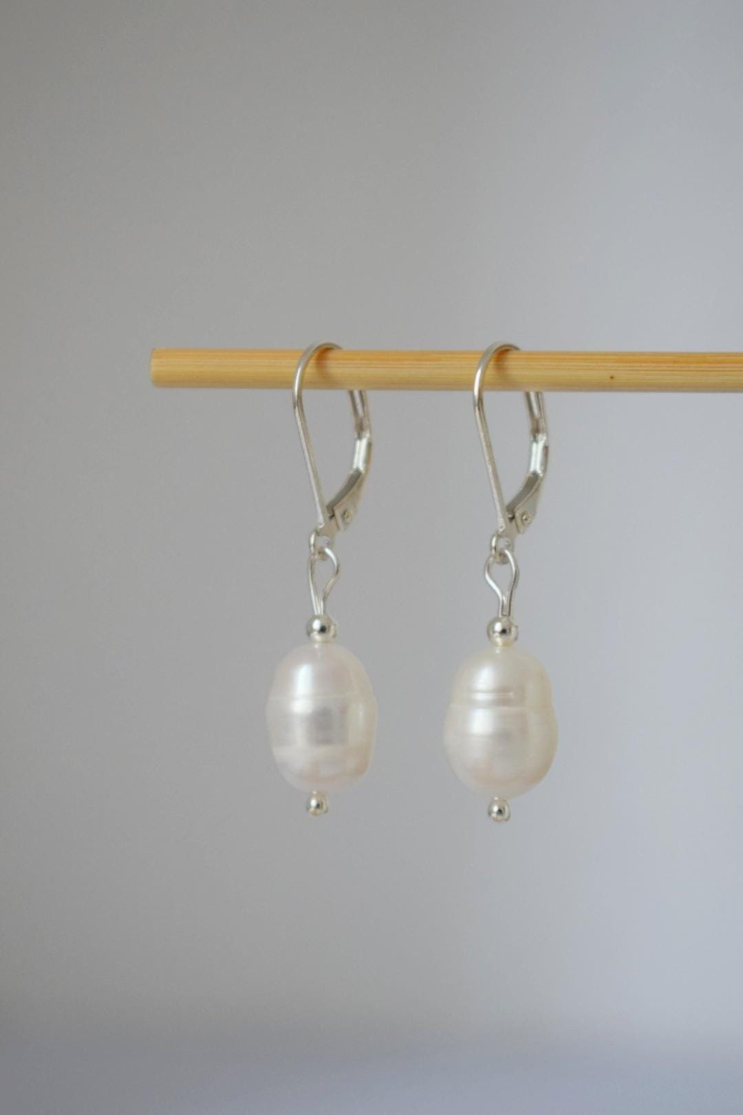 Süßwasserperlen Ohrringe, Sterling Silber Huggie Hoops, Schlichte Perlen Hochzeitsohrringe, leichter minimalistischer Schmuck, Brautjungfern Geschenk