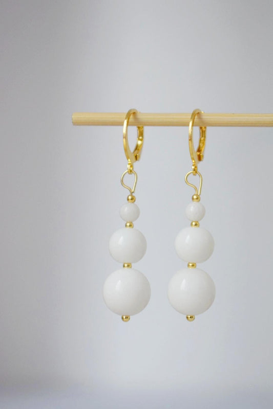 Weiße Jade Ohrringe, 24k vergoldete Ohrringe, minimalistischer Boho Chic Schmuck, handgefertigte Edelstein Ohrringe, elegantes Geschenk für Sie