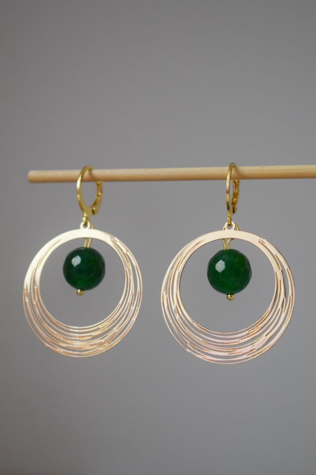 Grüne Jade Ohrringe, Edelstein Facettierte Kugel Ohrringe, Goldener Kreis Anhänger Ohrhänger, Minimalistischer Art Deco Schmuck, handgemachtes Geschenk für sie