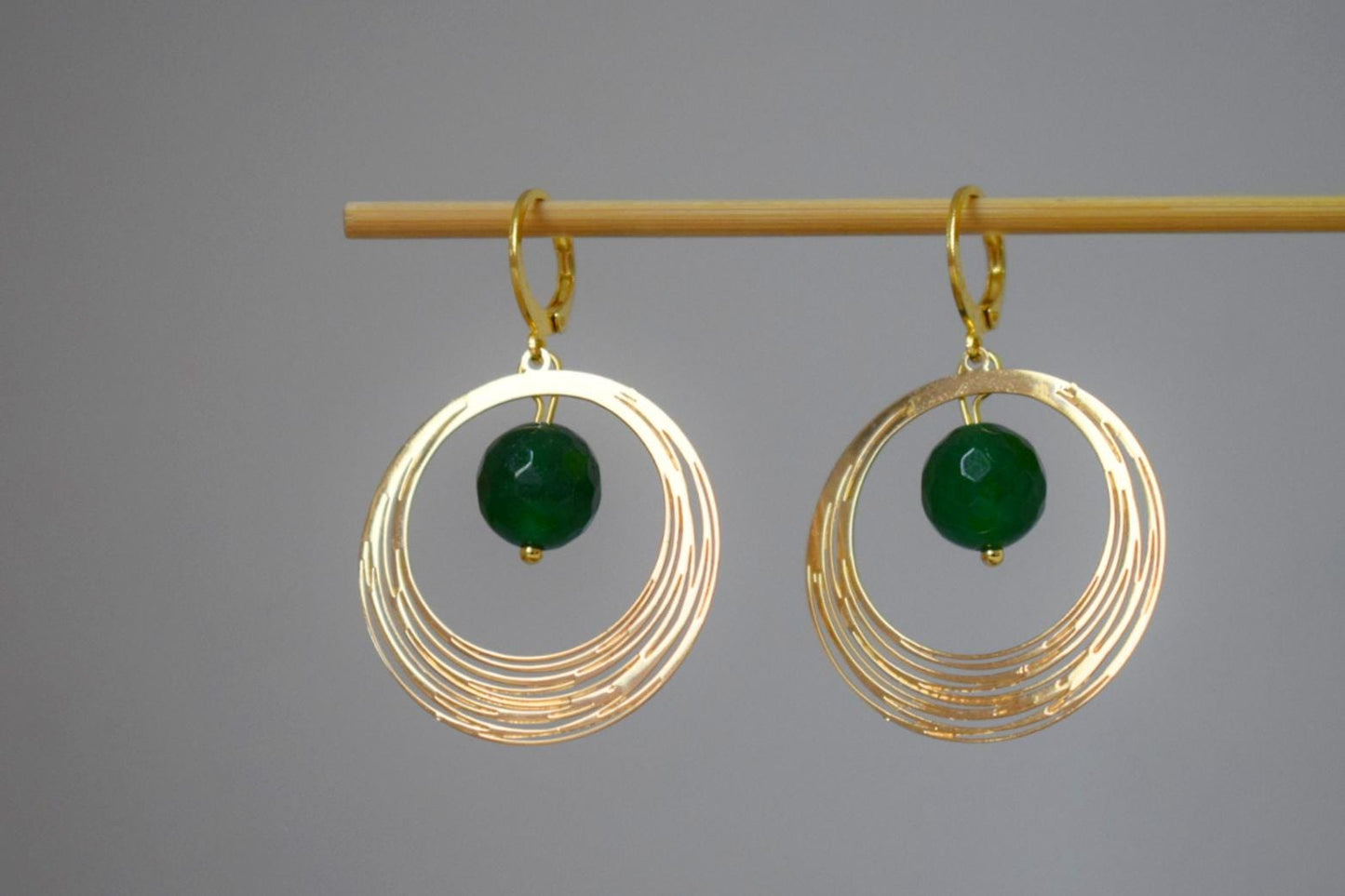 Grüne Jade Ohrringe, Edelstein Facettierte Kugel Ohrringe, Goldener Kreis Anhänger Ohrhänger, Minimalistischer Art Deco Schmuck, handgemachtes Geschenk für sie