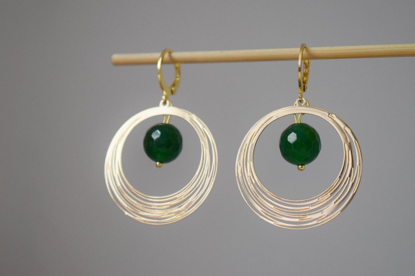 Grüne Jade Ohrringe, Edelstein Facettierte Kugel Ohrringe, Goldener Kreis Anhänger Ohrhänger, Minimalistischer Art Deco Schmuck, handgemachtes Geschenk für sie
