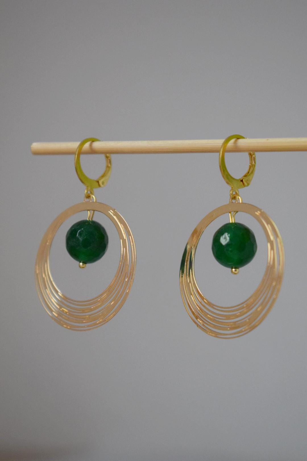 Grüne Jade Ohrringe, Edelstein Facettierte Kugel Ohrringe, Goldener Kreis Anhänger Ohrhänger, Minimalistischer Art Deco Schmuck, handgemachtes Geschenk für sie