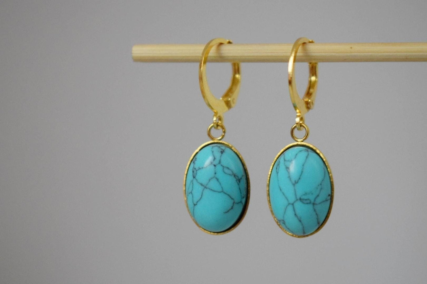 Türkise Huggie Ohrringe, Ovale blaue Edelstein Ohrringe, Boho Ohrringe, leichte Ohrringe, Einzigartiger minimalistischer Schmuck, Bestes Geschenk für Sie